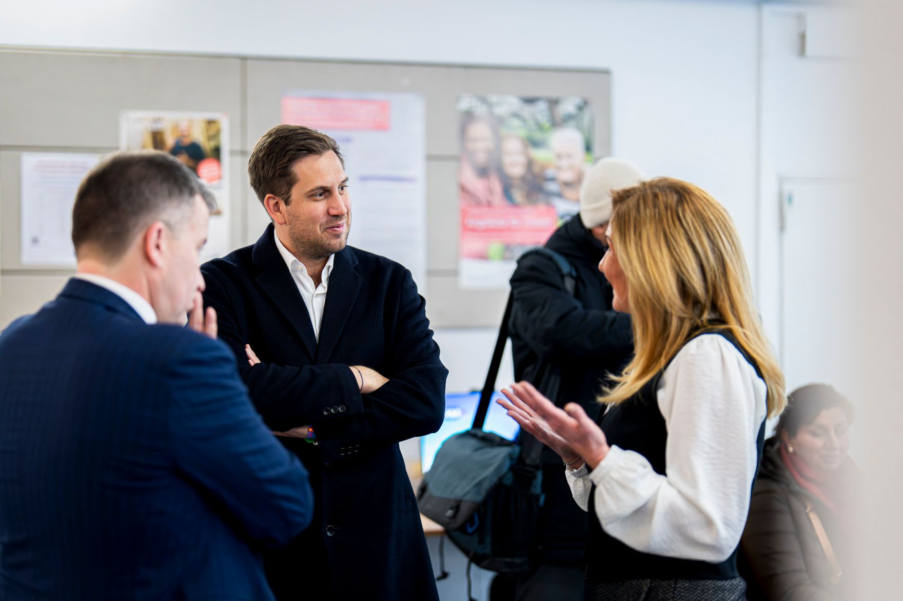 Am 15. J&auml;nner 2026 besuchte Staatssekret&auml;r Alexander Pr&ouml;ll (m.) im Rahmen der ID-Austria Servicetour die AMS Gesch&auml;ftsstelle Redergasse in Wien. Im Bild mit dem Vorstandsvorsitzenden des AMS Johannes Kopf (l.).