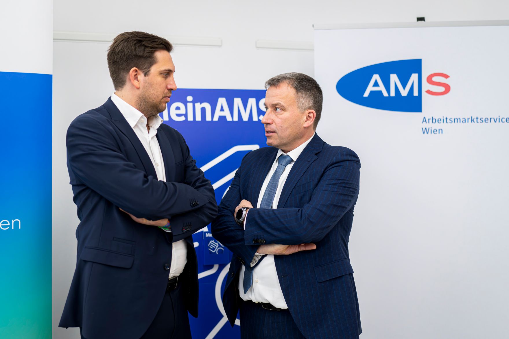 Am 15. J&auml;nner 2026 besuchte Staatssekret&auml;r Alexander Pr&ouml;ll (l.) im Rahmen der ID-Austria Servicetour die AMS Gesch&auml;ftsstelle Redergasse in Wien. Im Bild mit dem Vorstandsvorsitzenden des AMS Johannes Kopf (r.).