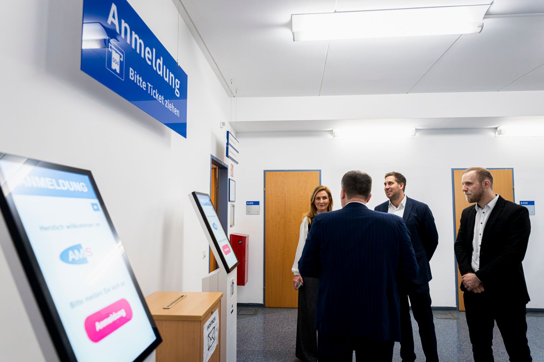 Am 15. J&auml;nner 2026 besuchte Staatssekret&auml;r Alexander Pr&ouml;ll (2.v.r.) im Rahmen der ID-Austria Servicetour die AMS Gesch&auml;ftsstelle Redergasse in Wien. Im Bild mit dem Vorstandsvorsitzenden des AMS Johannes Kopf (m.).