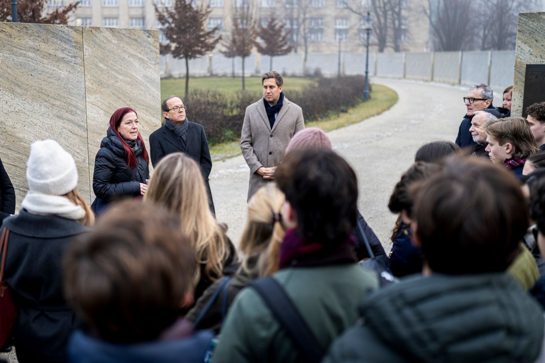 Am 26. J&auml;nner 2026 besuchte Staatssekret&auml;r Alexander Pr&ouml;ll (m.) gemeinsam mit Sch&uuml;lerinnen und Sch&uuml;lern, anl&auml;sslich des internationalen Tag des Gedenkens an die Opfer des Holocaust die Shoah Namensmauern im Ostarrichipark.