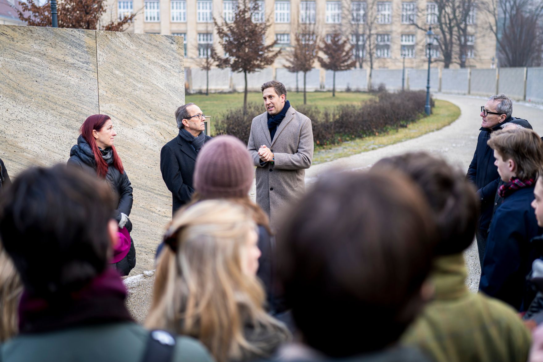 Am 26. J&auml;nner 2026 besuchte Staatssekret&auml;r Alexander Pr&ouml;ll (m.) gemeinsam mit Sch&uuml;lerinnen und Sch&uuml;lern, anl&auml;sslich des internationalen Tag des Gedenkens an die Opfer des Holocaust die Shoah Namensmauern im Ostarrichipark.