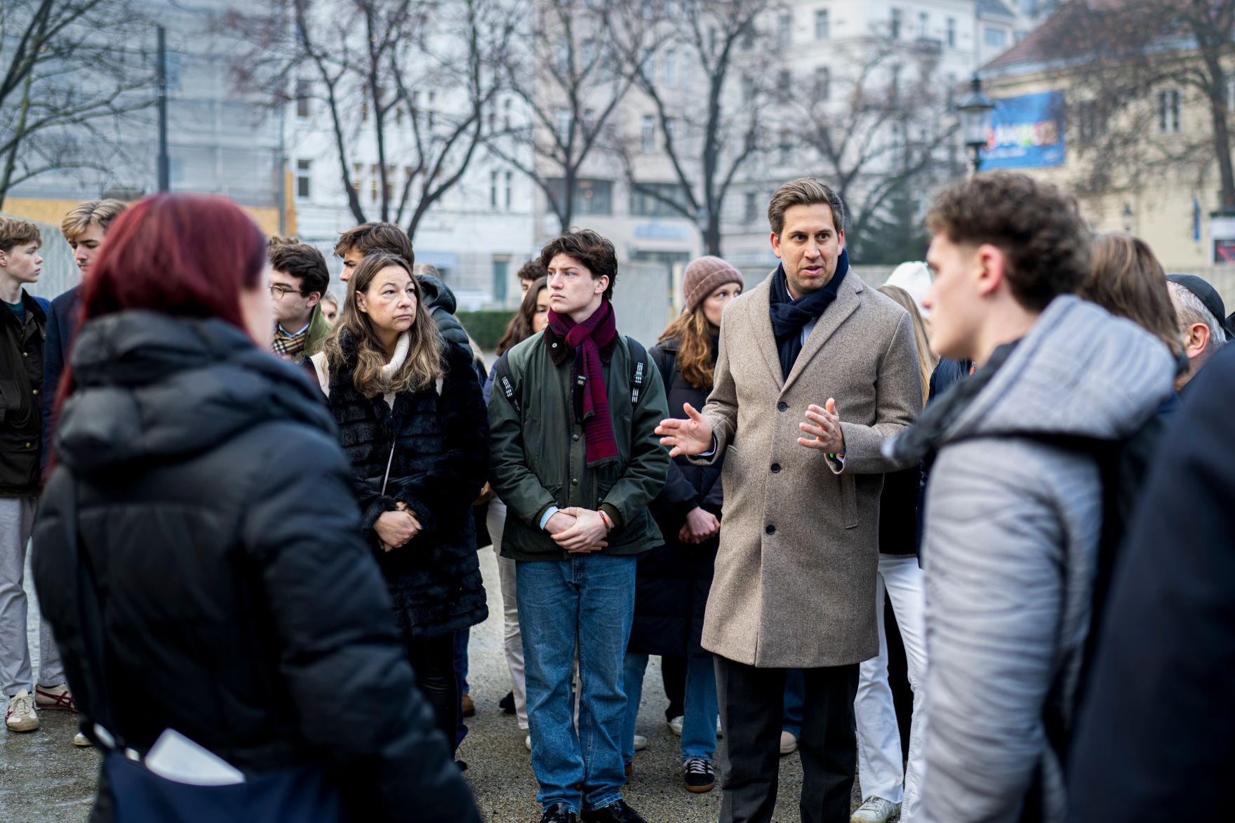 Am 26. J&auml;nner 2026 besuchte Staatssekret&auml;r Alexander Pr&ouml;ll (m.r.) gemeinsam mit Sch&uuml;lerinnen und Sch&uuml;lern, anl&auml;sslich des internationalen Tag des Gedenkens an die Opfer des Holocaust die Shoah Namensmauern im Ostarrichipark.