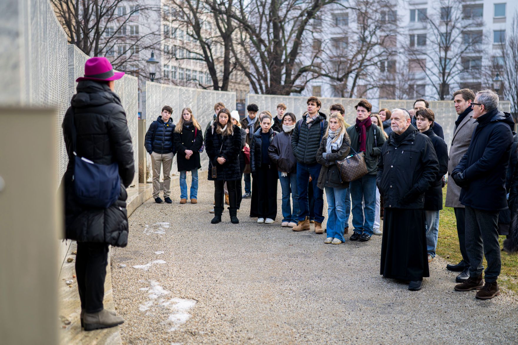 Am 26. J&auml;nner 2026 besuchte Staatssekret&auml;r Alexander Pr&ouml;ll (2.v.r.) gemeinsam mit Sch&uuml;lerinnen und Sch&uuml;lern, anl&auml;sslich des internationalen Tag des Gedenkens an die Opfer des Holocaust die Shoah Namensmauern im Ostarrichipark.