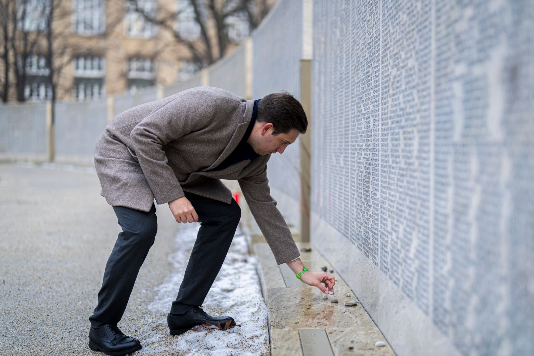 Am 26. J&auml;nner 2026 besuchte Staatssekret&auml;r Alexander Pr&ouml;ll (im Bild) gemeinsam mit Sch&uuml;lerinnen und Sch&uuml;lern, anl&auml;sslich des internationalen Tag des Gedenkens an die Opfer des Holocaust die Shoah Namensmauern im Ostarrichipark.