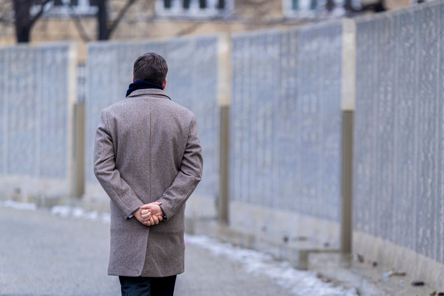 Am 26. J&auml;nner 2026 besuchte Staatssekret&auml;r Alexander Pr&ouml;ll (im Bild) gemeinsam mit Sch&uuml;lerinnen und Sch&uuml;lern, anl&auml;sslich des internationalen Tag des Gedenkens an die Opfer des Holocaust die Shoah Namensmauern im Ostarrichipark.