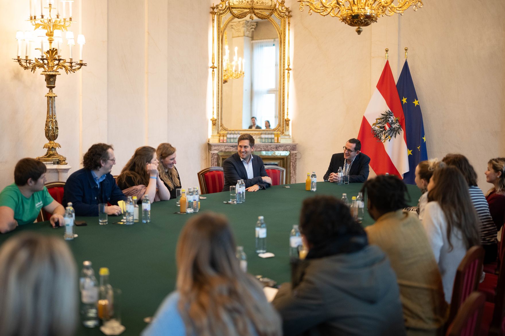 Am 28. J&auml;nner 2026 empfing Staatssekret&auml;r Alexander Pr&ouml;ll (m.) eine Besuchergruppe vom Journalismus-Kolleg im Bundeskanzleramt.