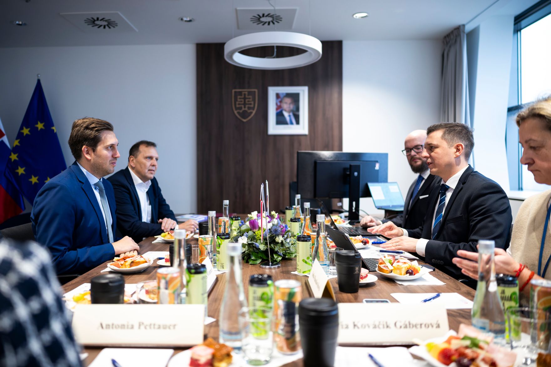 Am 29. J&auml;nner 2026 reiste Staatssekret&auml;r Alexander Pr&ouml;ll (l.) nach Bratislava. Im Bild bei einem Arbeitsgespr&auml;ch mit Staatssekret&auml;r Radoslav &Scaron;tef&aacute;nek (2.v.r.).