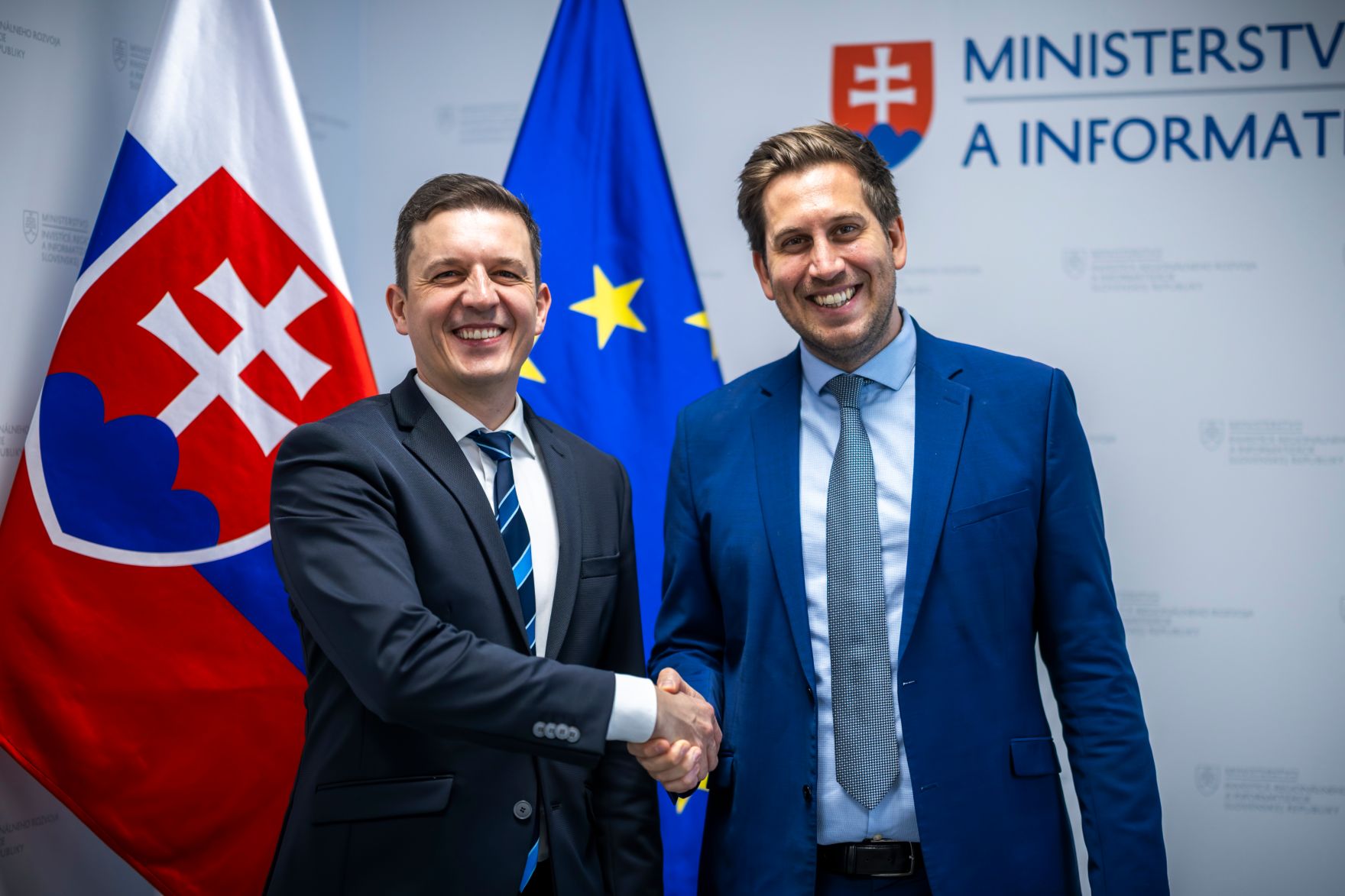 Am 29. J&auml;nner 2026 reiste Staatssekret&auml;r Alexander Pr&ouml;ll (r.) nach Bratislava. Im Bild bei einem Arbeitsgespr&auml;ch mit Staatssekret&auml;r Radoslav &Scaron;tef&aacute;nek (l.).