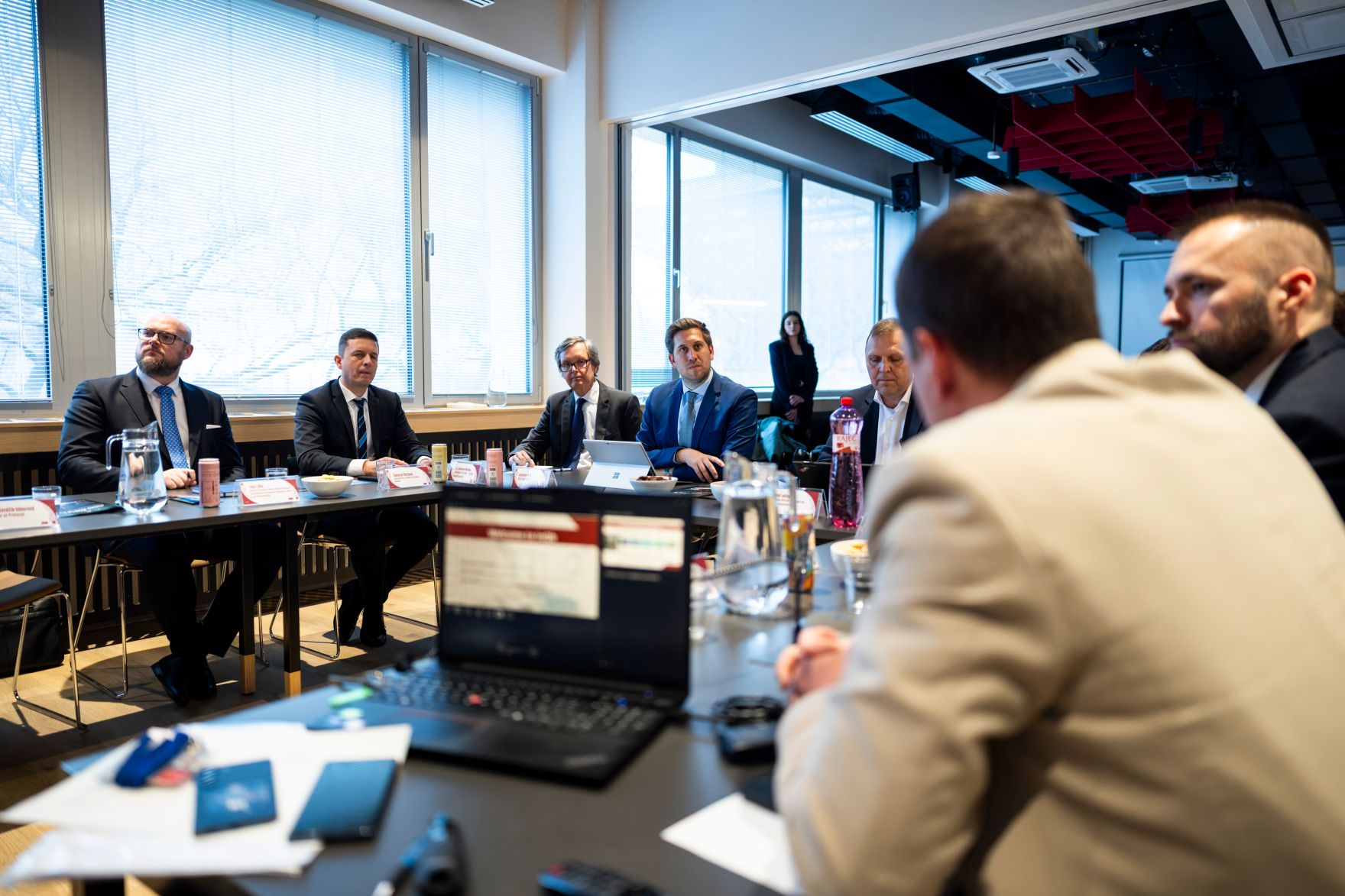 Am 29. J&auml;nner 2026 reiste Staatssekret&auml;r Alexander Pr&ouml;ll (4.v.l.) nach Bratislava. Im Bild beim Besuch der Slowakischen Technischen Universit&auml;t mit Staatssekret&auml;r Radoslav &Scaron;tef&aacute;nek (2.v.l.).