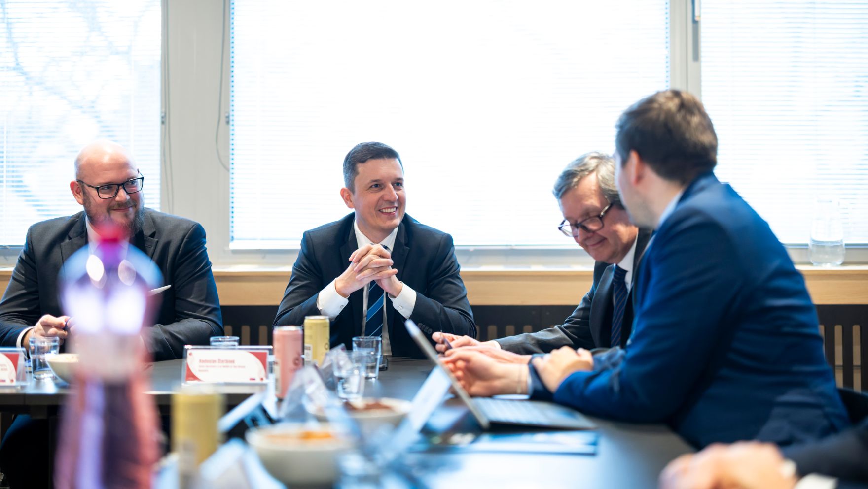 Am 29. J&auml;nner 2026 reiste Staatssekret&auml;r Alexander Pr&ouml;ll (r.) nach Bratislava. Im Bild beim Besuch der Slowakischen Technischen Universit&auml;t mit Staatssekret&auml;r Radoslav &Scaron;tef&aacute;nek (m.l.).