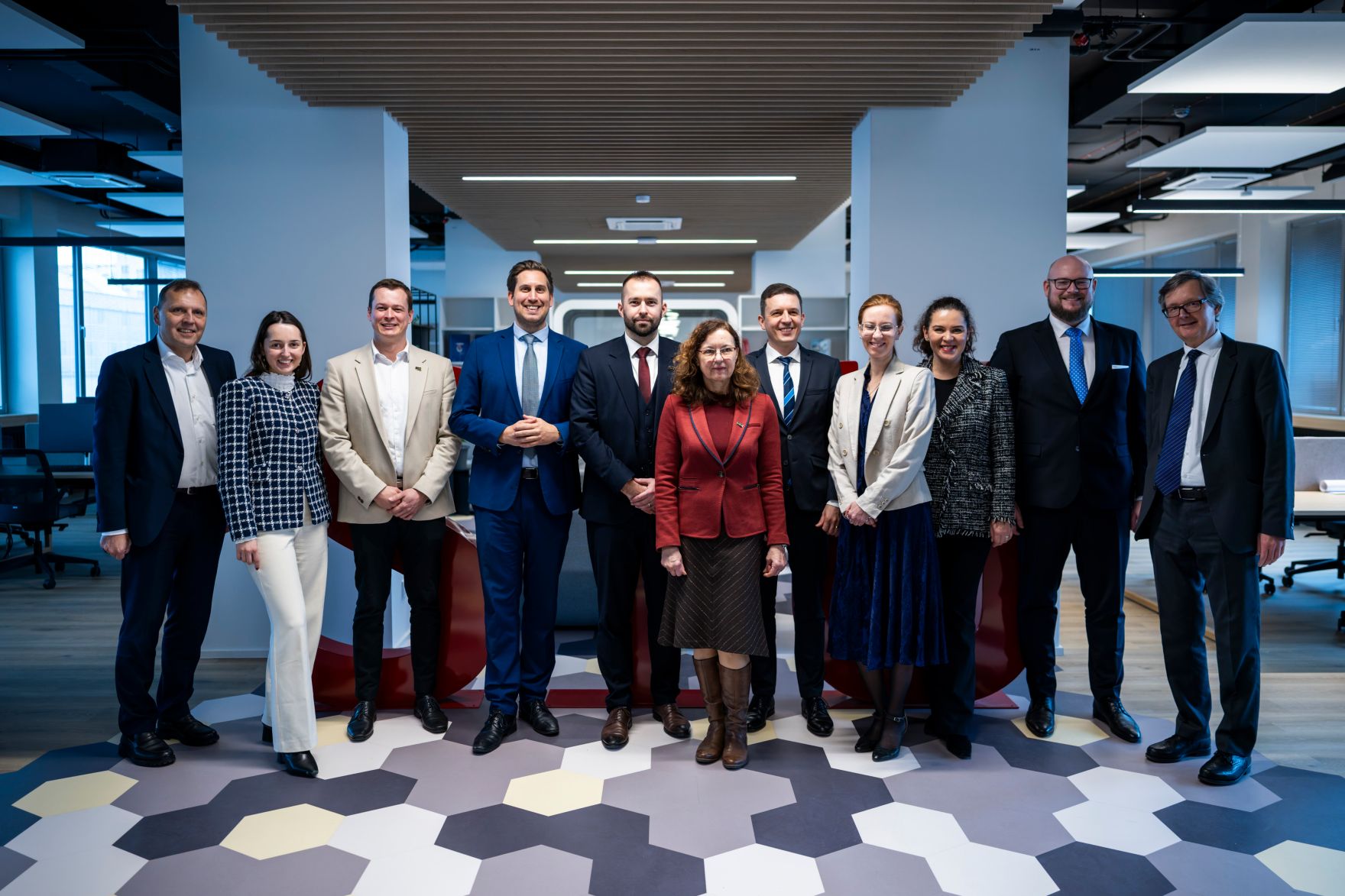 Am 29. J&auml;nner 2026 reiste Staatssekret&auml;r Alexander Pr&ouml;ll (4.v.l.) nach Bratislava. Im Bild beim Besuch der Slowakischen Technischen Universit&auml;t mit Staatssekret&auml;r Radoslav &Scaron;tef&aacute;nek (5.v.r.).