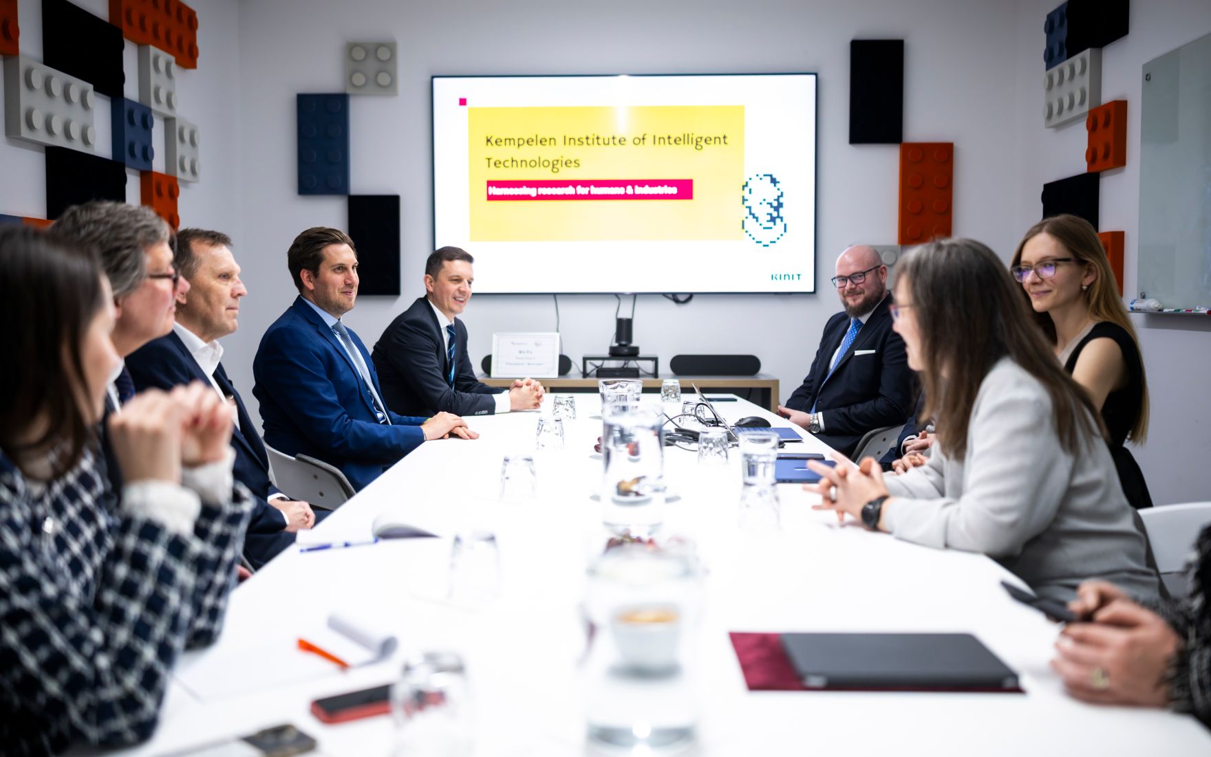 Am 29. J&auml;nner 2026 reiste Staatssekret&auml;r Alexander Pr&ouml;ll (4.v.l.) nach Bratislava. Im Bild beim Besuch des Kempelen Institute of Intelligent Technology.