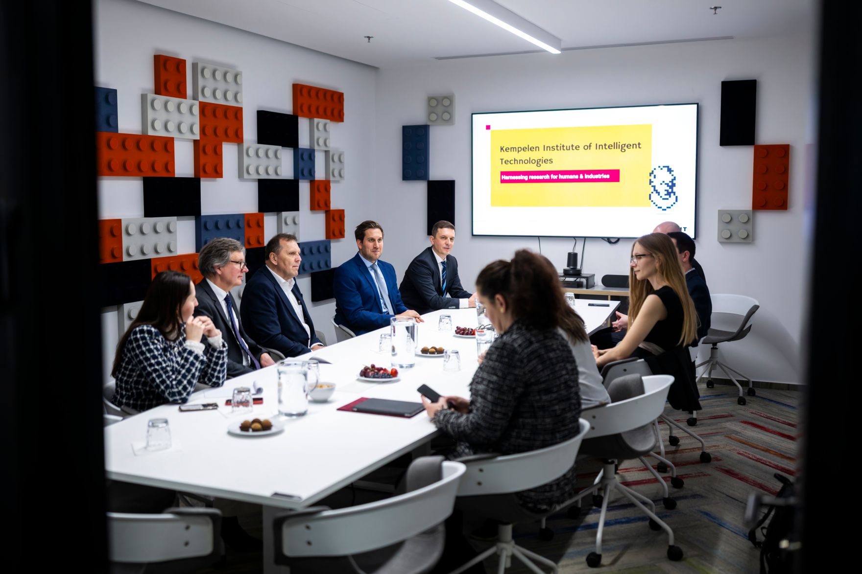 Am 29. J&auml;nner 2026 reiste Staatssekret&auml;r Alexander Pr&ouml;ll (4.v.l.) nach Bratislava. Im Bild beim Besuch des Kempelen Institute of Intelligent Technology.