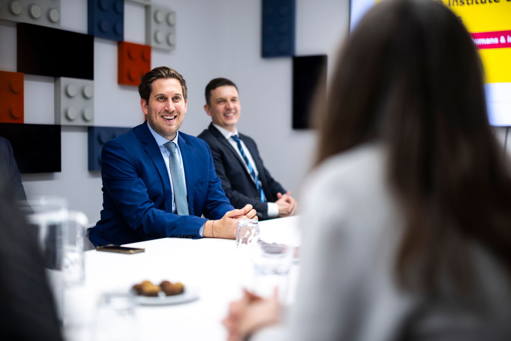Am 29. J&auml;nner 2026 reiste Staatssekret&auml;r Alexander Pr&ouml;ll (l.) nach Bratislava. Im Bild beim Besuch des Kempelen Institute of Intelligent Technology.