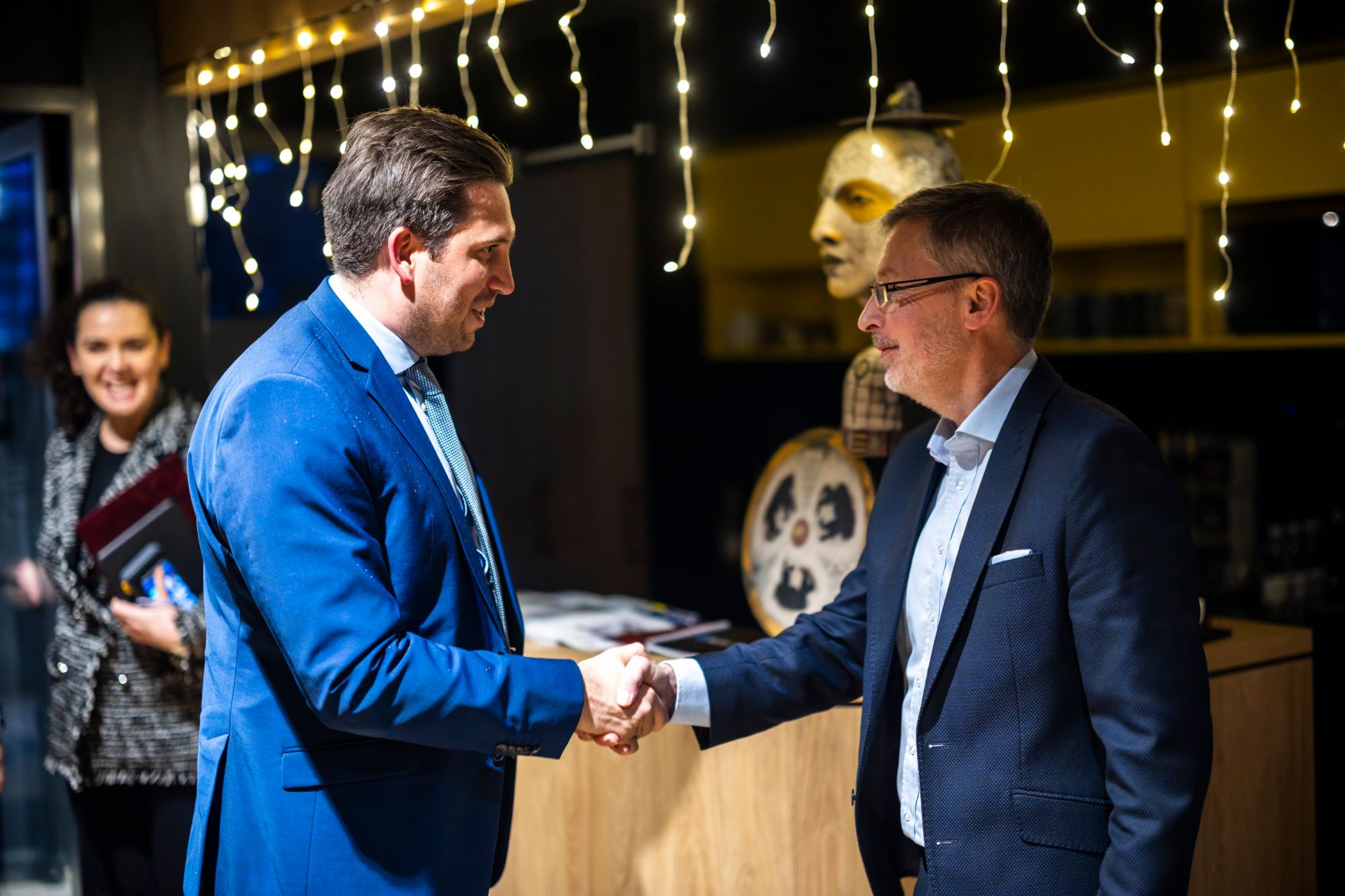 Am 29. J&auml;nner 2026 reiste Staatssekret&auml;r Alexander Pr&ouml;ll (l.) nach Bratislava. Im Bild beim Besuch des Softwareentwicklers DIUS AI.