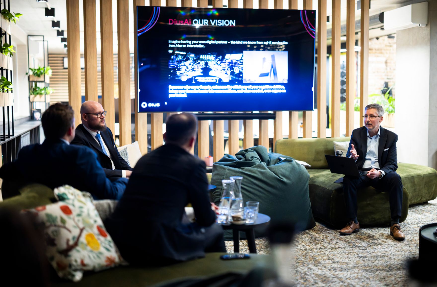 Am 29. J&auml;nner 2026 reiste Staatssekret&auml;r Alexander Pr&ouml;ll (l.) nach Bratislava. Im Bild beim Besuch des Softwareentwicklers DIUS AI.