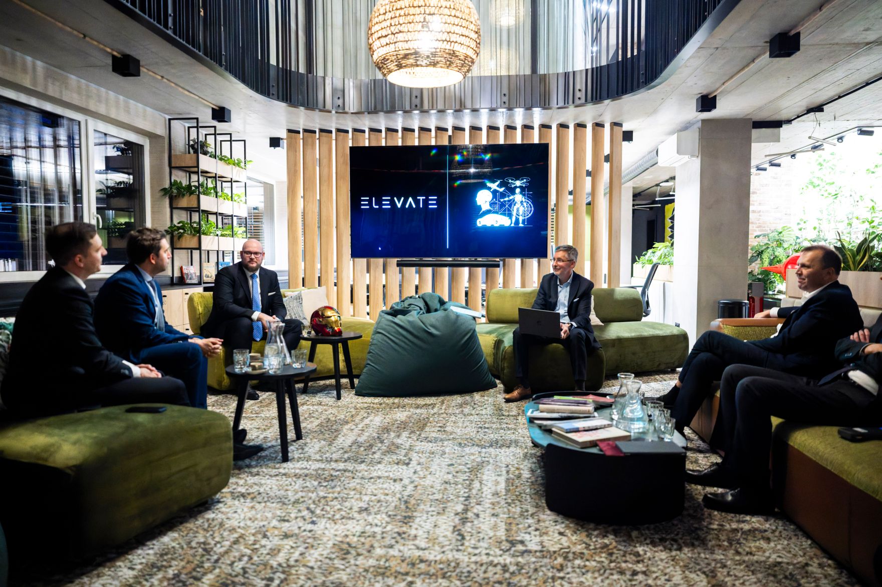 Am 29. J&auml;nner 2026 reiste Staatssekret&auml;r Alexander Pr&ouml;ll (2.v.l.) nach Bratislava. Im Bild beim Besuch des Softwareentwicklers DIUS AI.