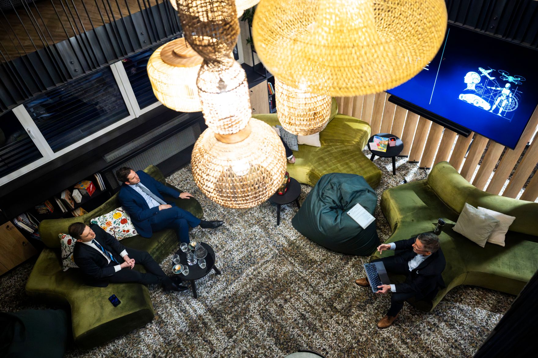 Am 29. J&auml;nner 2026 reiste Staatssekret&auml;r Alexander Pr&ouml;ll (2.v.l.) nach Bratislava. Im Bild beim Besuch des Softwareentwicklers DIUS AI.