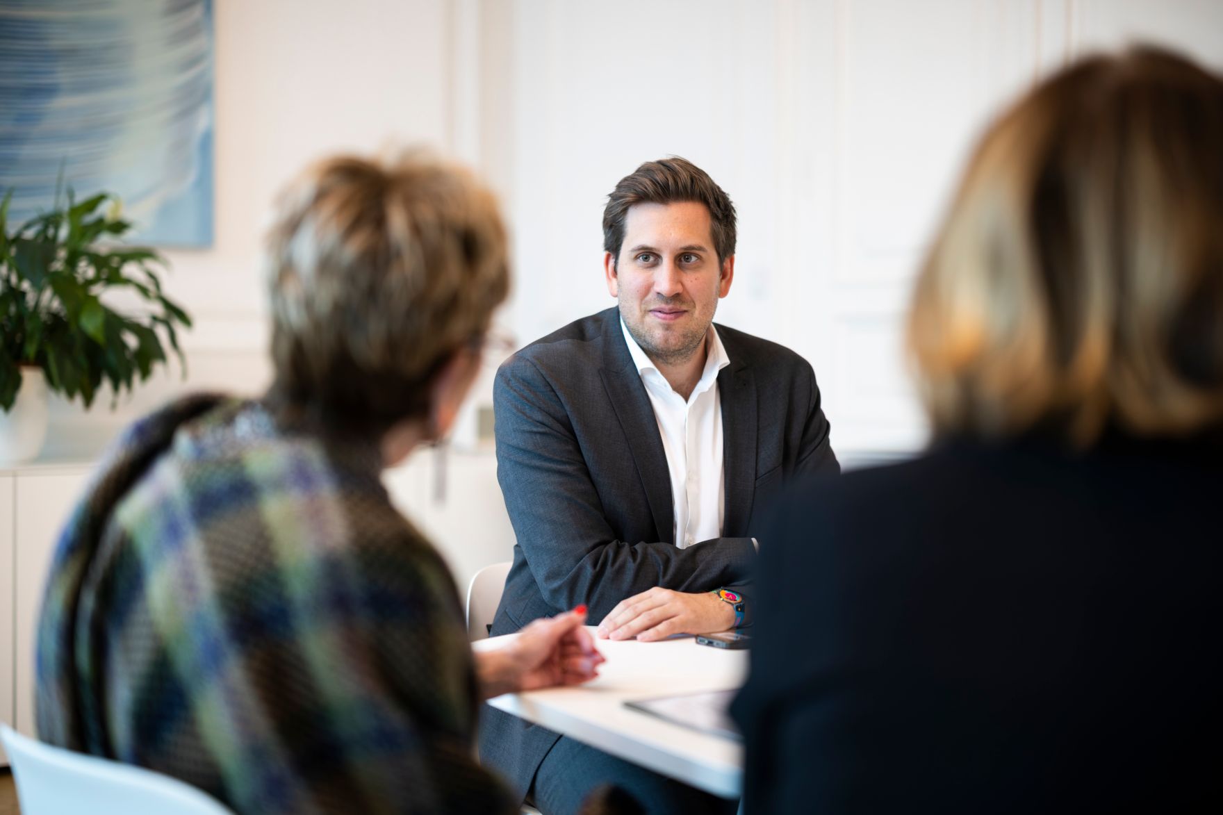 Am 5. Februar 2026 empfing Staatssekret&auml;r Alexander Pr&ouml;ll (m.), Ingrid Korosec (l.) die Pr&auml;sidentin und Bundesvorsitzende des &Ouml;sterreichischen Seniorenbundes, zu einem Arbeitsgespr&auml;ch im Bundeskanzleramt.