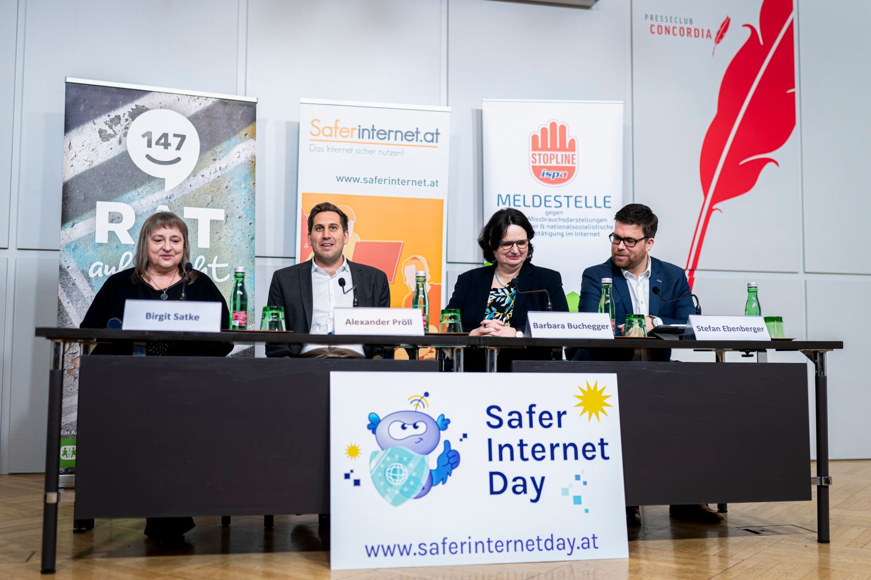 Am 9. Februar 2026 gab Staatssekret&auml;r Alexander Pr&ouml;ll (m.l.) eine Pressekonferenz zum Safer Internet Day.