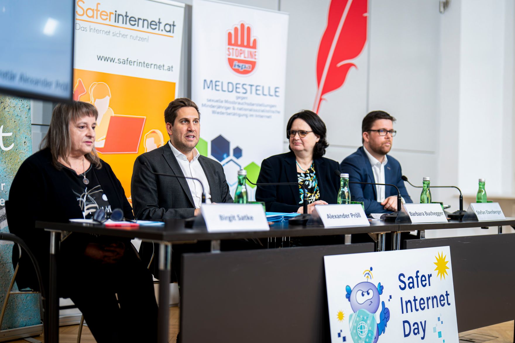 Am 9. Februar 2026 gab Staatssekret&auml;r Alexander Pr&ouml;ll (m.l.) eine Pressekonferenz zum Safer Internet Day.
