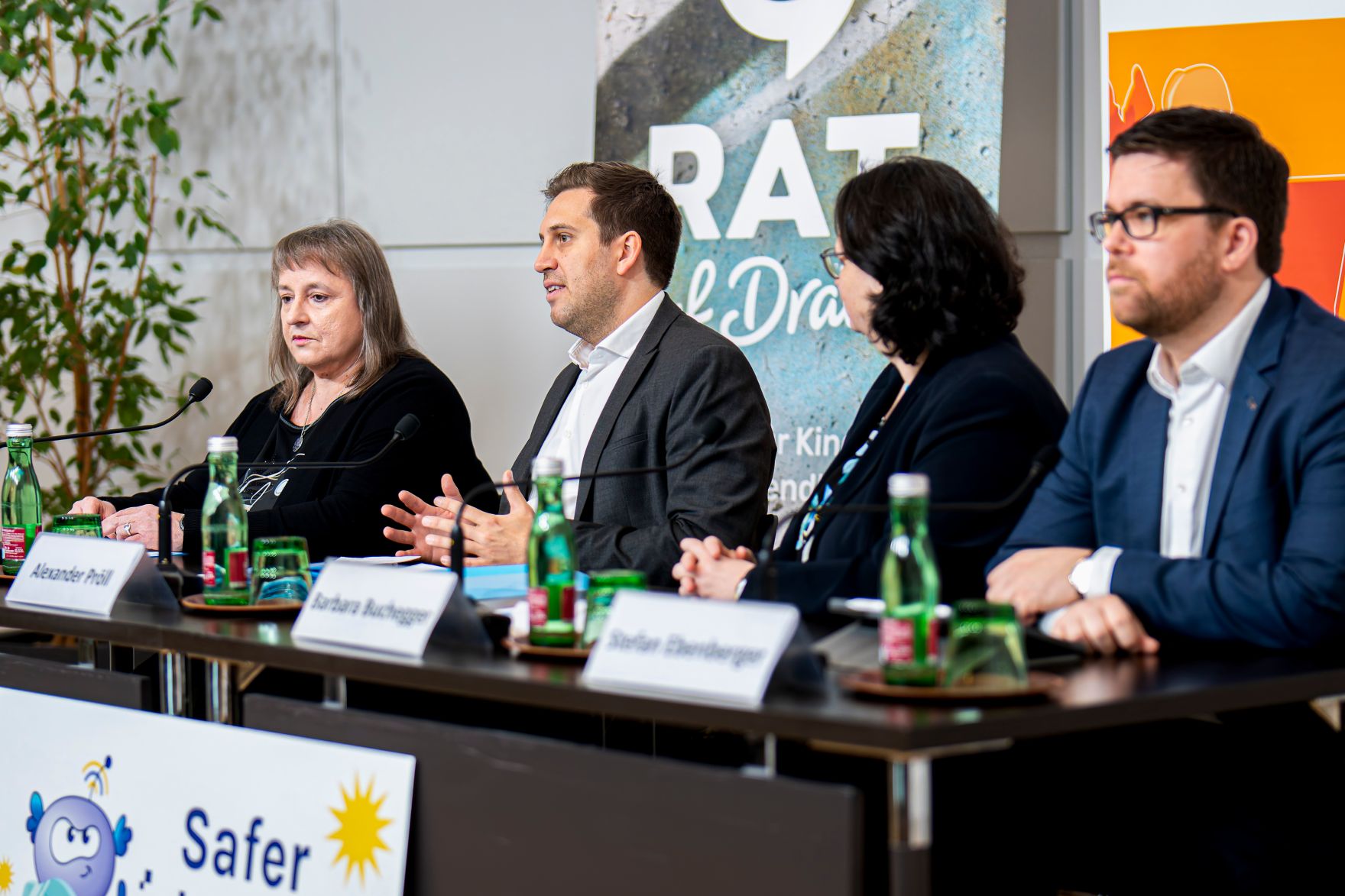 Am 9. Februar 2026 gab Staatssekret&auml;r Alexander Pr&ouml;ll (m.l.) eine Pressekonferenz zum Safer Internet Day.