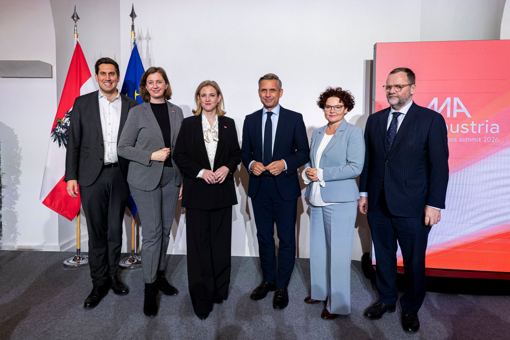 Am 11. Februar 2026 nahm Staatssekret&auml;r Alexander Pr&ouml;ll (l.) am Meet Austria Business Summit 2026 teil. Im Bild mit Staatssekret&auml;rin Barbara Eibinger-Miedl (2.v.l.), Bundesministerin Beate Meinl-Reisinger (3.v.l.), Bundesminister Wolfgang Hattmannsdorfer (4.v.l.), Staatssekret&auml;rin Elisabeth Zehetner (5.v.l.) und Staatssekret&auml;r Josef Schellhorn (6.v.l.).