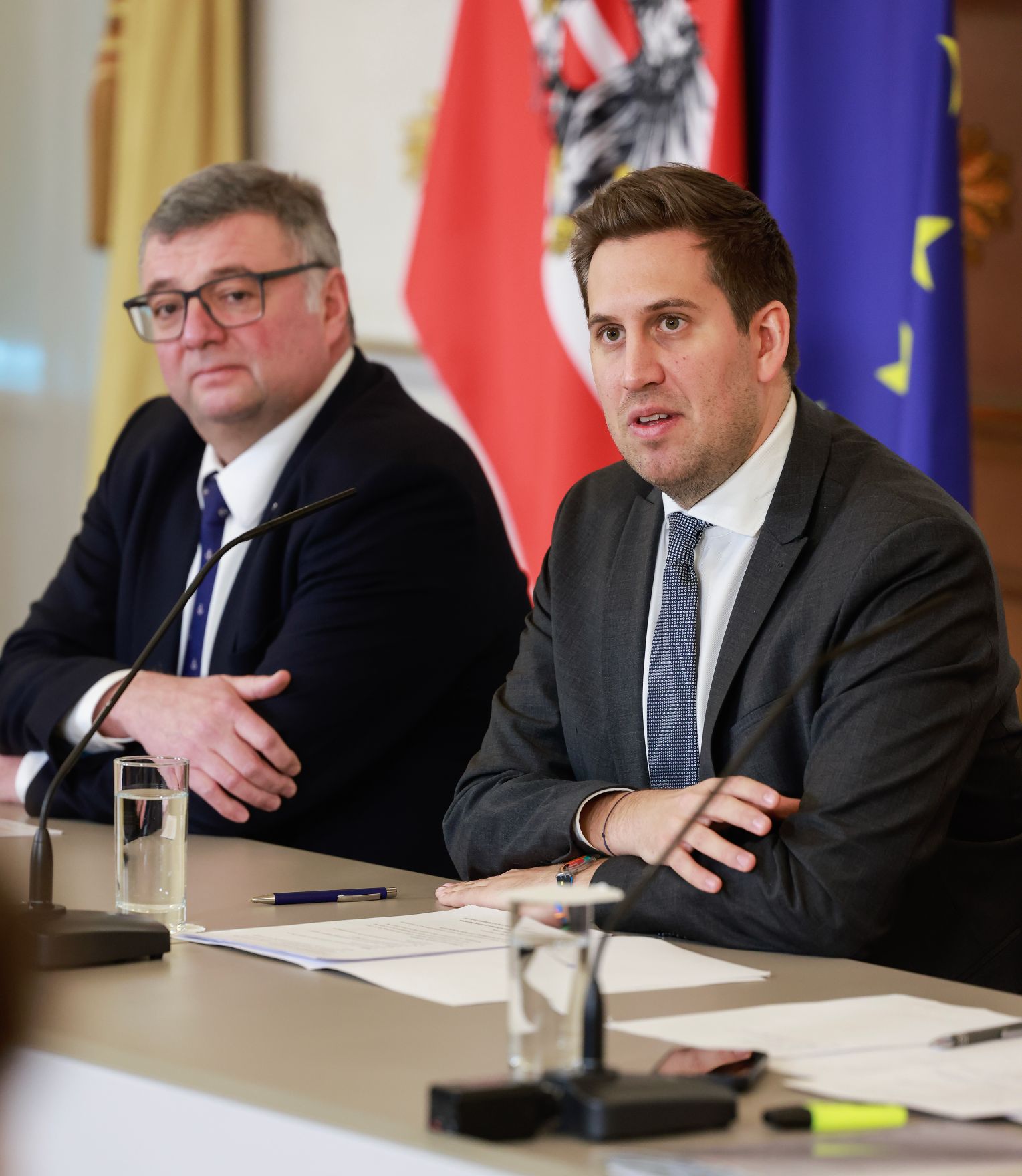 Am 11. Februar 2026 nahmen Staatssekret&auml;r J&ouml;rg Leichtfried (l.), Staatssekret&auml;r Alexander Pr&ouml;ll (r.) und Staatssekret&auml;r Josef Schellhorn am Pressefoyer nach dem Ministerrat teil.