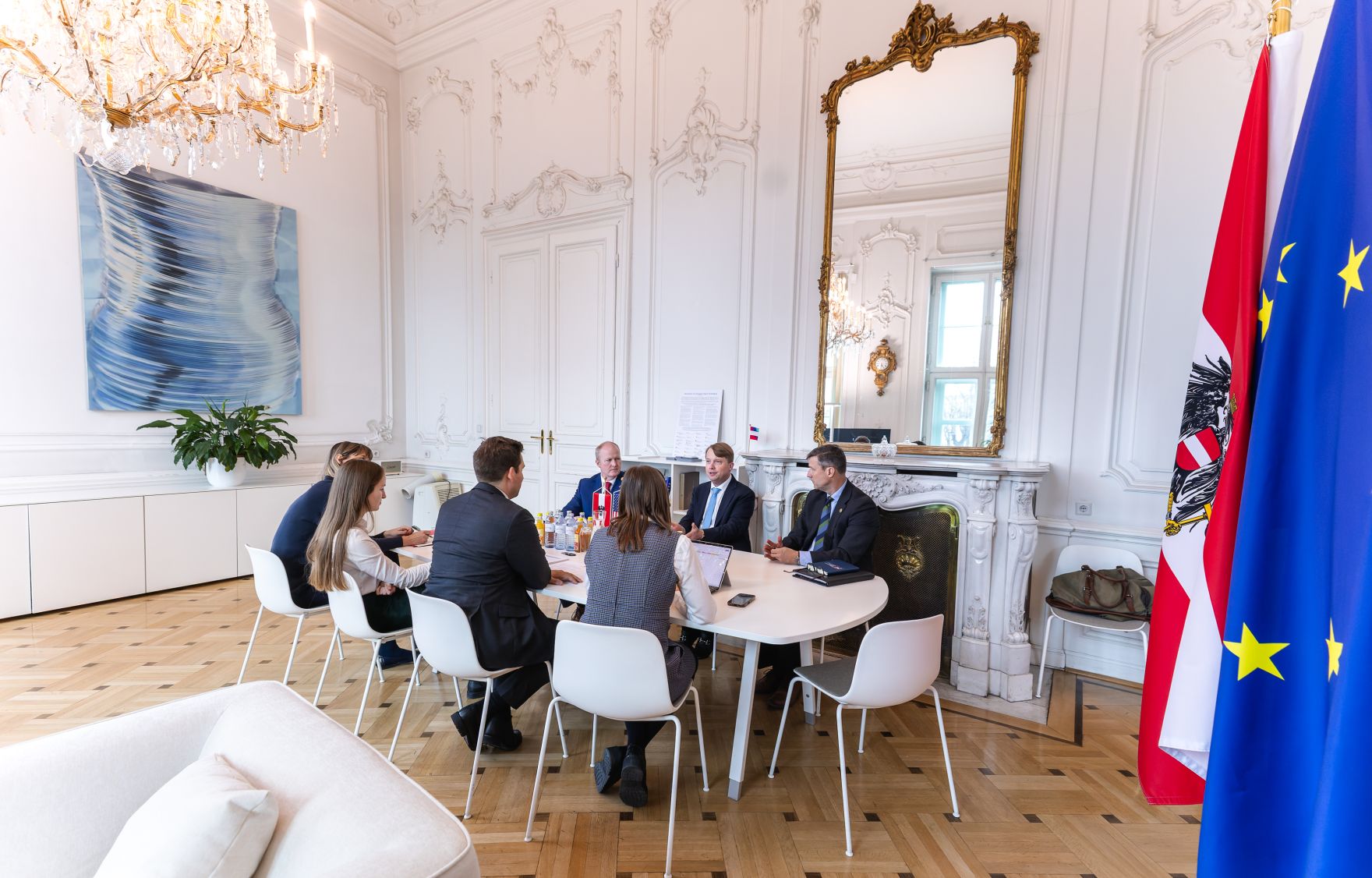 Am 12. Februar 2026 empfing Staatssekret&auml;r Alexander Pr&ouml;ll (3.v.l.) den Botschafter der Vereinigten Staaten von Amerika Arthur Graham Fisher (2.v.r.) zu einem Arbeitsgespr&auml;ch im Bundeskanzleramt.