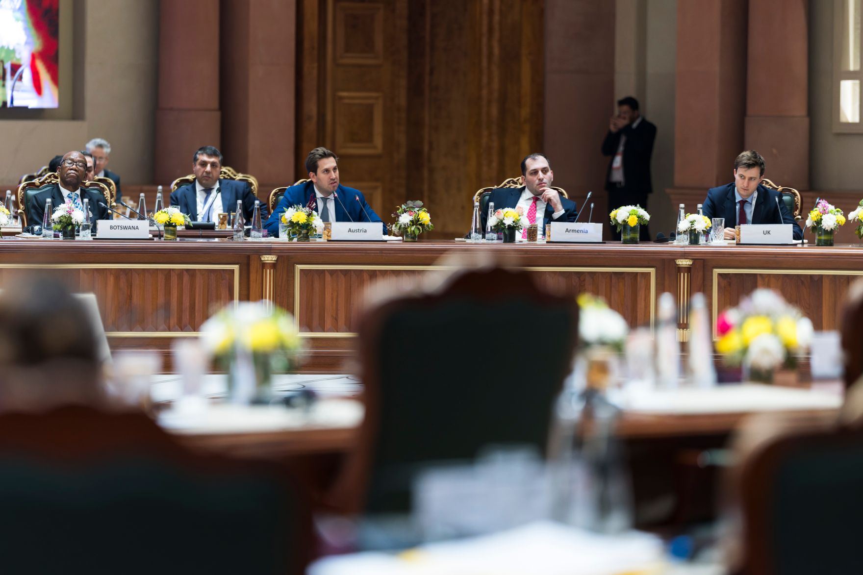 Am 19. Februar 2026 setzte Staatssekret&auml;r Alexander Pr&ouml;ll seinen mehrt&auml;gigen Arbeitsbesuch in Indien fort. Im Bild beim der Plenarsitzung der Staats- und Regierungschefs und der Minister.