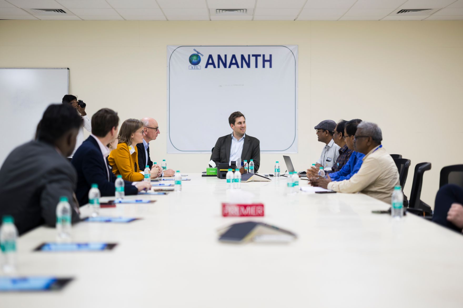 Am 20. Februar 2026 setzte Staatssekret&auml;r Alexander Pr&ouml;ll seinen mehrt&auml;gigen Arbeitsbesuch in Indien fort. Im Bild beim Besuch der Firma ANANTH Tech Space Technology.