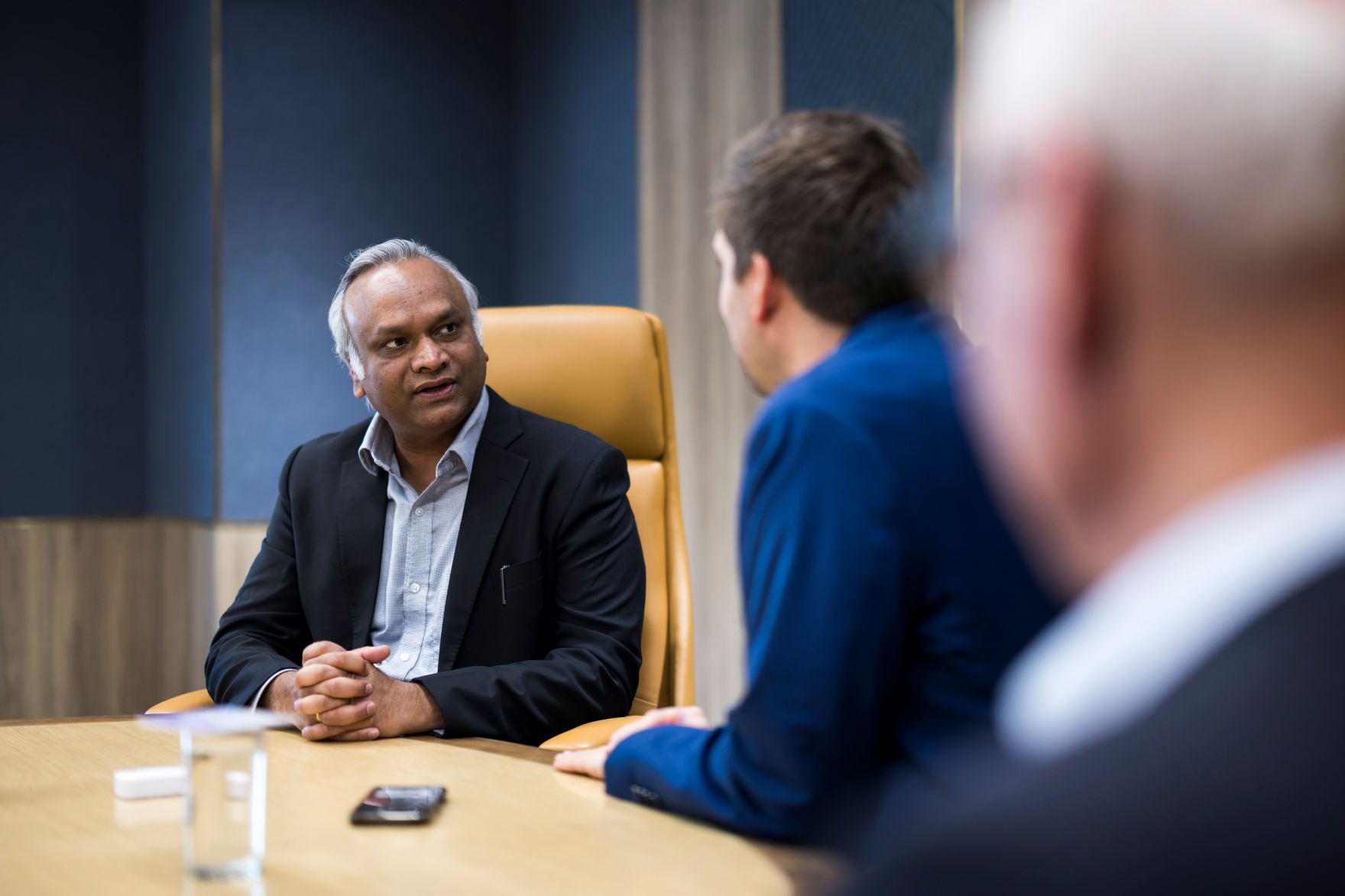 Am 21. Februar 2026 setzte Staatssekret&auml;r Alexander Pr&ouml;ll (m.) seinen mehrt&auml;gigen Arbeitsbesuch in Indien fort. Im Bild beim Arbeitsgespr&auml;ch mit der Minister of IT Priyank Kharge (l.).