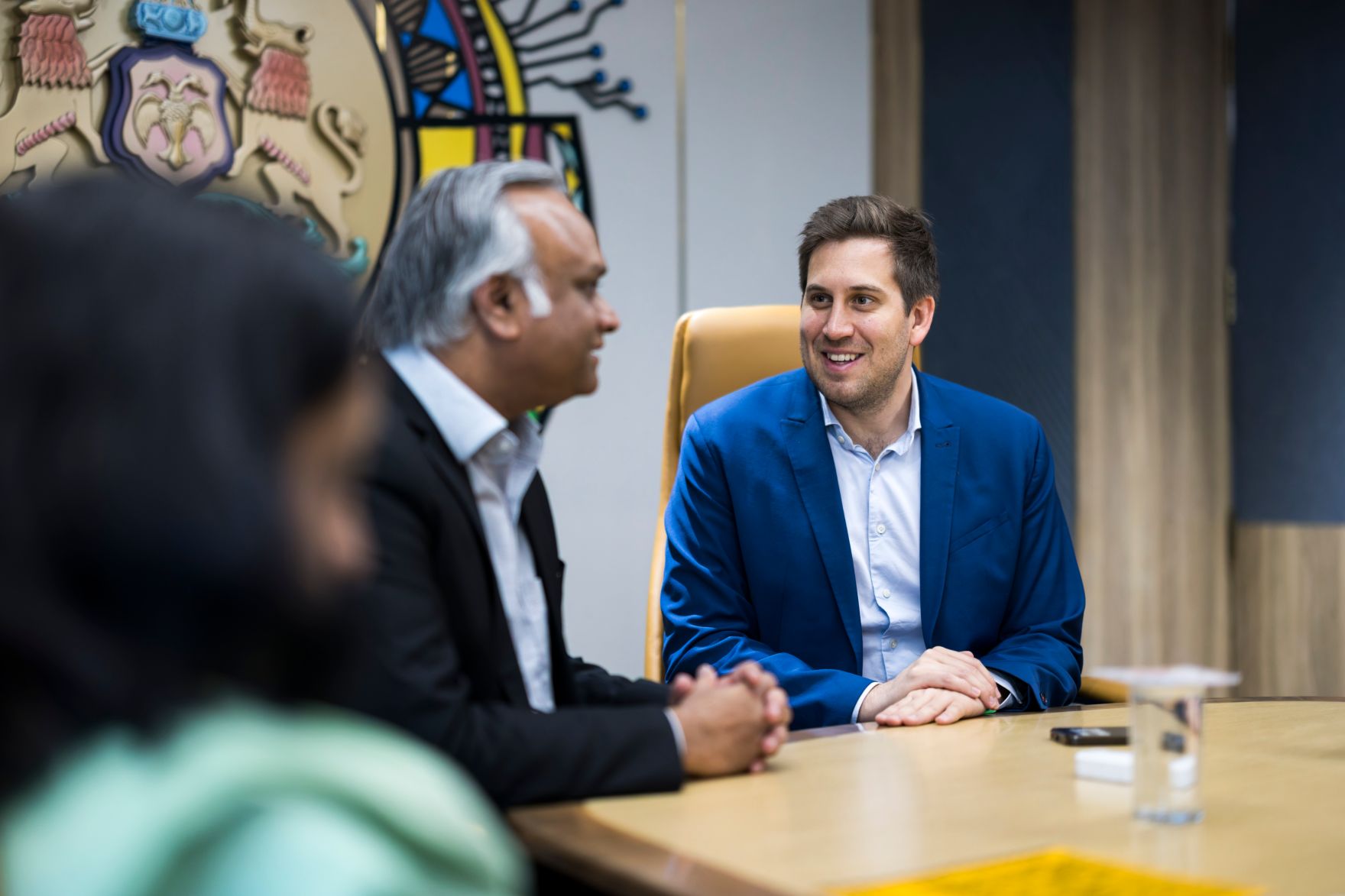 Am 21. Februar 2026 setzte Staatssekret&auml;r Alexander Pr&ouml;ll (r.) seinen mehrt&auml;gigen Arbeitsbesuch in Indien fort. Im Bild beim Arbeitsgespr&auml;ch mit der Minister of IT Priyank Kharge (m.).