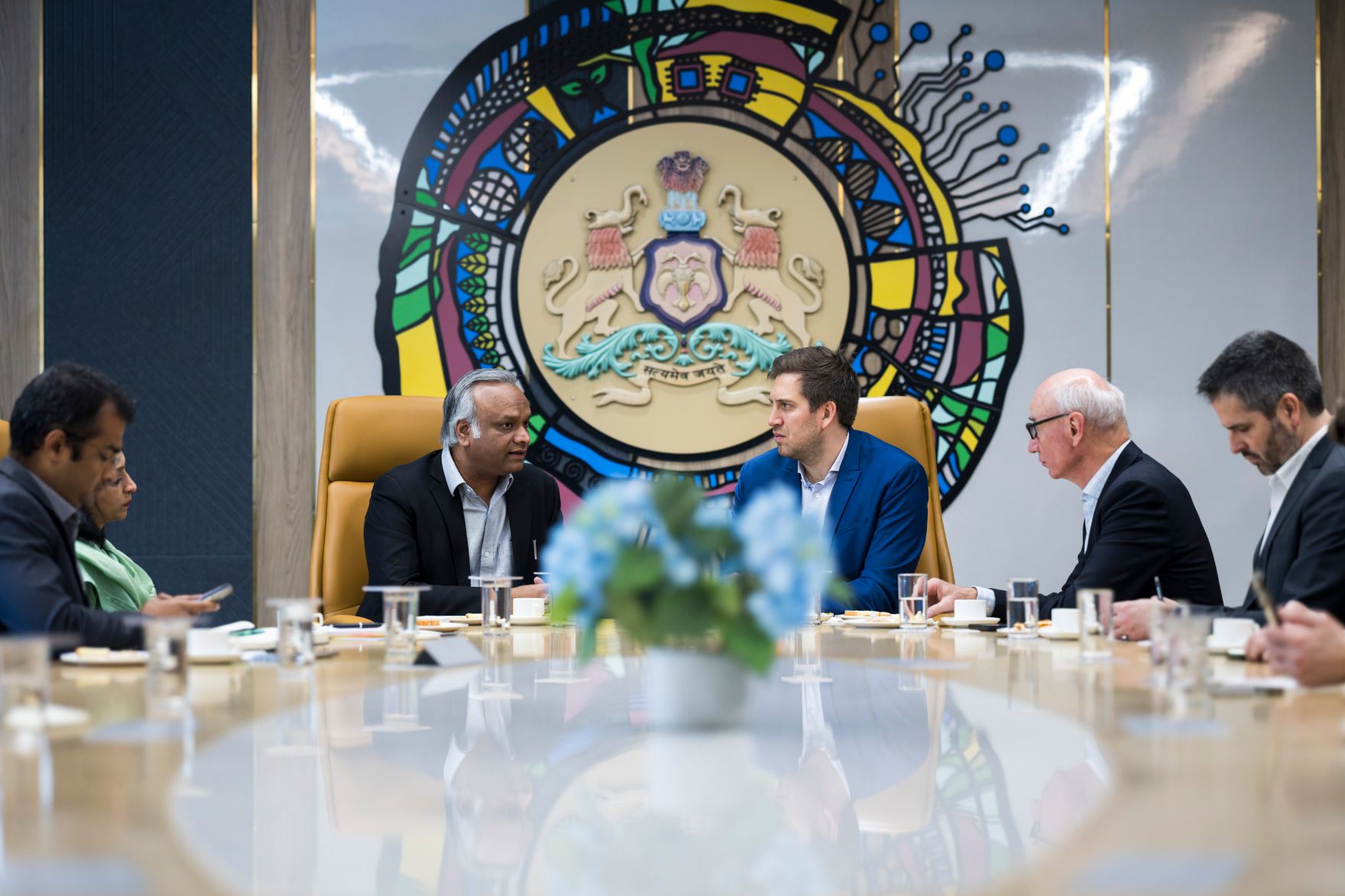 Am 21. Februar 2026 setzte Staatssekret&auml;r Alexander Pr&ouml;ll (m.r.) seinen mehrt&auml;gigen Arbeitsbesuch in Indien fort. Im Bild beim Arbeitsgespr&auml;ch mit der Minister of IT Priyank Kharge (m.l.).