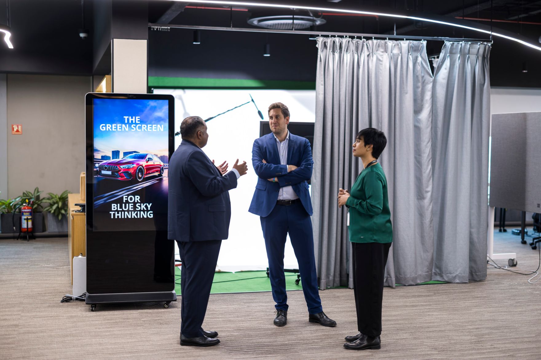 Am 21. Februar 2026 setzte Staatssekret&auml;r Alexander Pr&ouml;ll (m.) seinen mehrt&auml;gigen Arbeitsbesuch in Indien fort. Im Bild beim Besuch des Deloitte Innovation Centers.