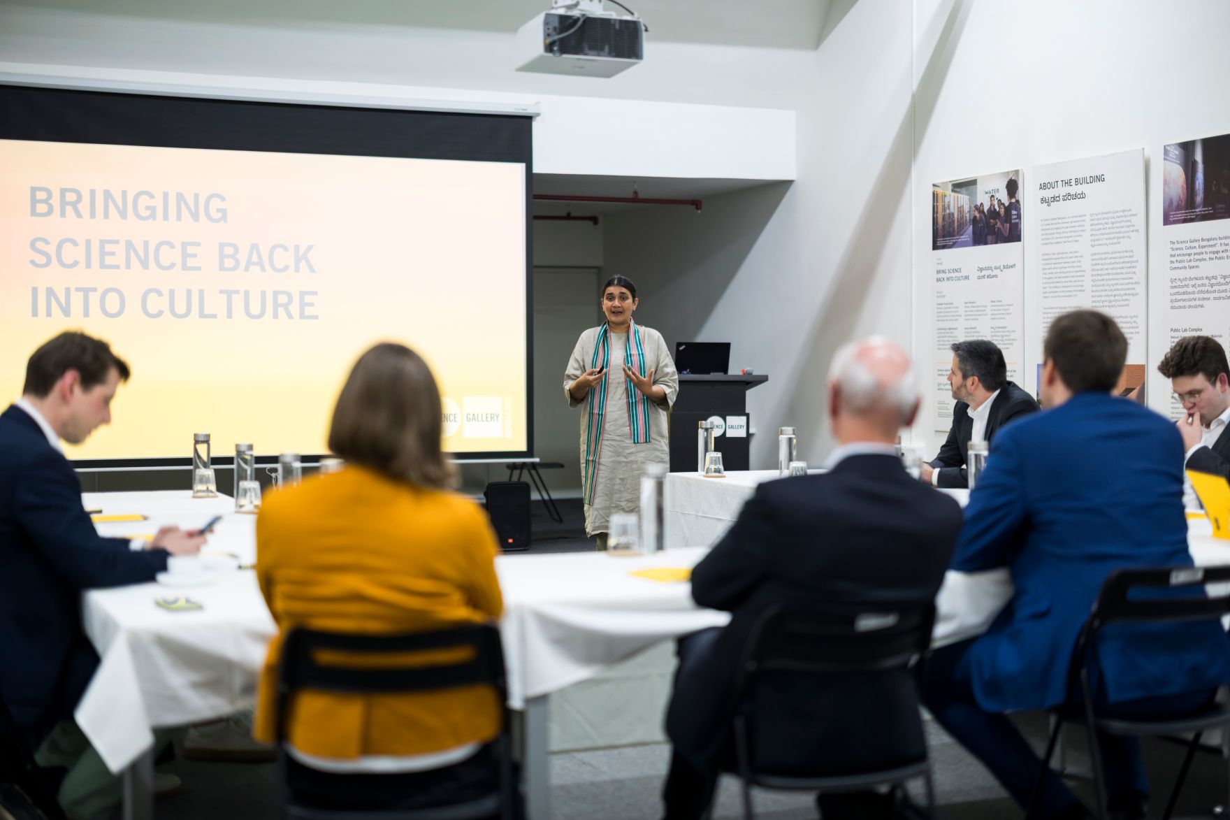 Am 21. Februar 2026 setzte Staatssekret&auml;r Alexander Pr&ouml;ll (2.v.r.) seinen mehrt&auml;gigen Arbeitsbesuch in Indien fort. Im Bild beim Besuch der Science Gallery Bengaluru.