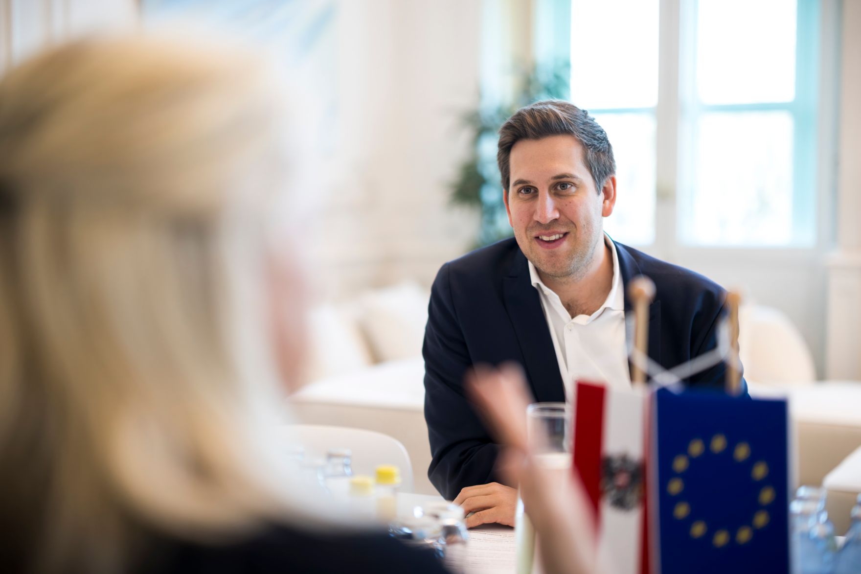 Am 27. Februar 2026 empfing Staatssekret&auml;r Alexander Pr&ouml;ll (r.) die Botschafterin von Gro&szlig;britannien Lindsay Skoll (l.) zu einem Arbeitsgespr&auml;ch im Bundeskanzleramt.