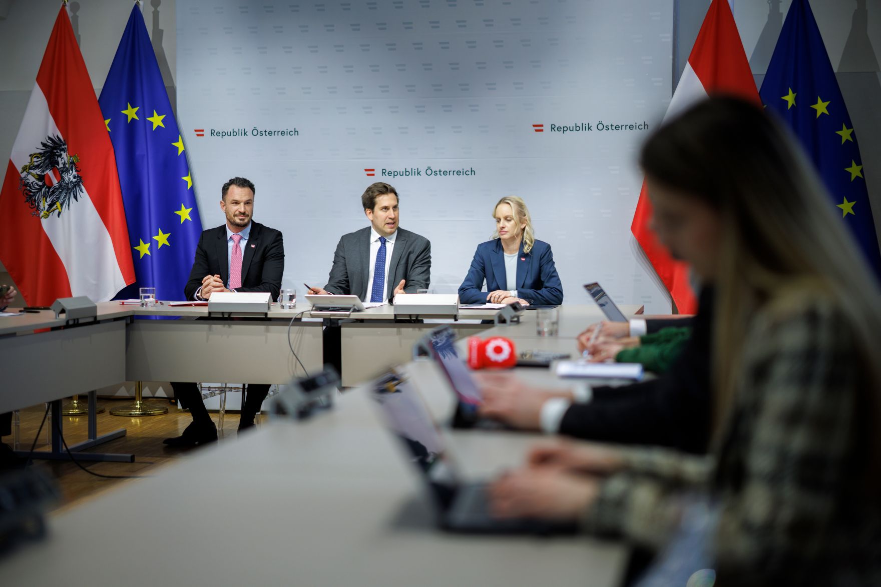 Am 4. M&auml;rz 2026 gab Staatssekret&auml;r Alexander Pr&ouml;ll (2.v.l) gemeinsam mit Bundesministerin Michaela Schmidt (3.v.l.) und Regierungskoordinator Armin H&uuml;bner (l.) ein Pressegespr&auml;ch zur &bdquo;Bilanz nach einem Jahr Regierungskoordination&ldquo; im Bundeskanzleramt.