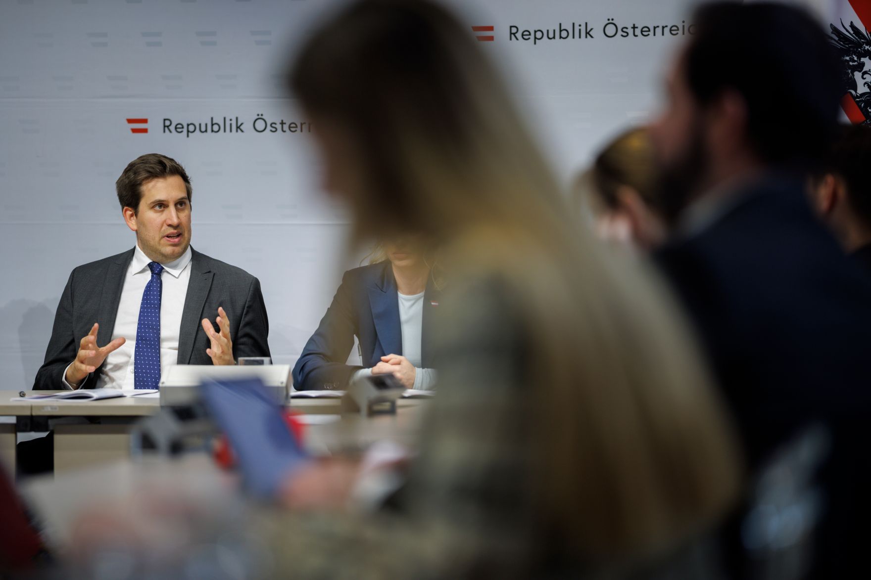 Am 4. M&auml;rz 2026 gab Staatssekret&auml;r Alexander Pr&ouml;ll (l.) gemeinsam mit Bundesministerin Michaela Schmidt und Regierungskoordinator Armin H&uuml;bner ein Pressegespr&auml;ch zur &bdquo;Bilanz nach einem Jahr Regierungskoordination&ldquo; im Bundeskanzleramt.