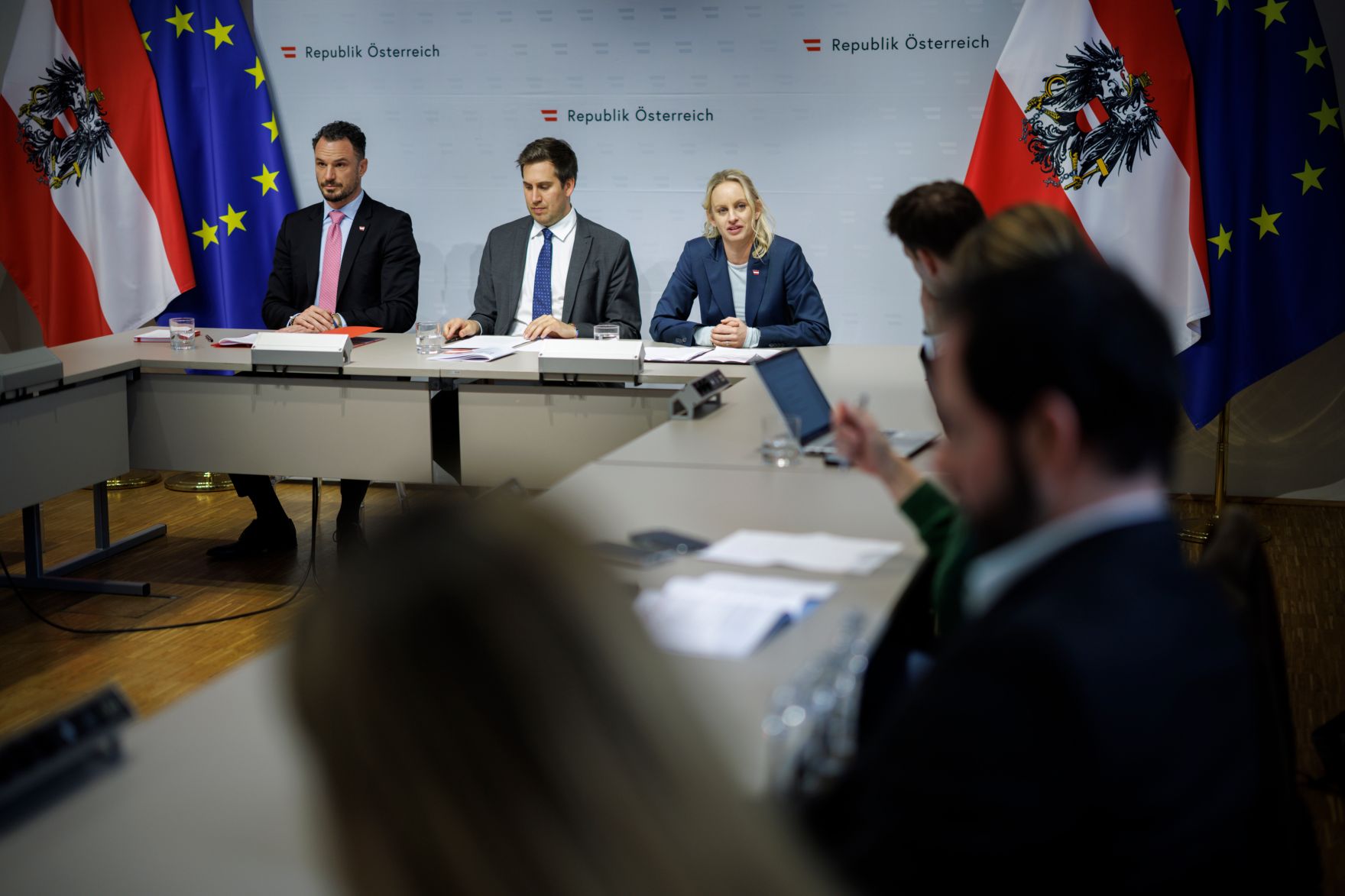 Am 4. M&auml;rz 2026 gab Staatssekret&auml;r Alexander Pr&ouml;ll (2.v.l) gemeinsam mit Bundesministerin Michaela Schmidt (3.v.l.) und Regierungskoordinator Armin H&uuml;bner (l.) ein Pressegespr&auml;ch zur &bdquo;Bilanz nach einem Jahr Regierungskoordination&ldquo; im Bundeskanzleramt.