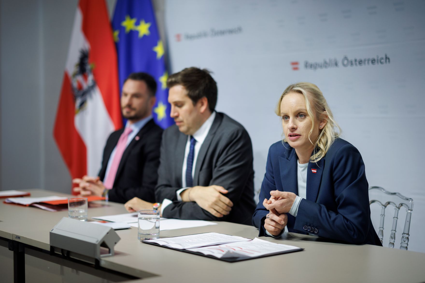 Am 4. M&auml;rz 2026 gab Staatssekret&auml;r Alexander Pr&ouml;ll (m.) gemeinsam mit Bundesministerin Michaela Schmidt (r.) und Regierungskoordinator Armin H&uuml;bner (l.) ein Pressegespr&auml;ch zur &bdquo;Bilanz nach einem Jahr Regierungskoordination&ldquo; im Bundeskanzleramt.