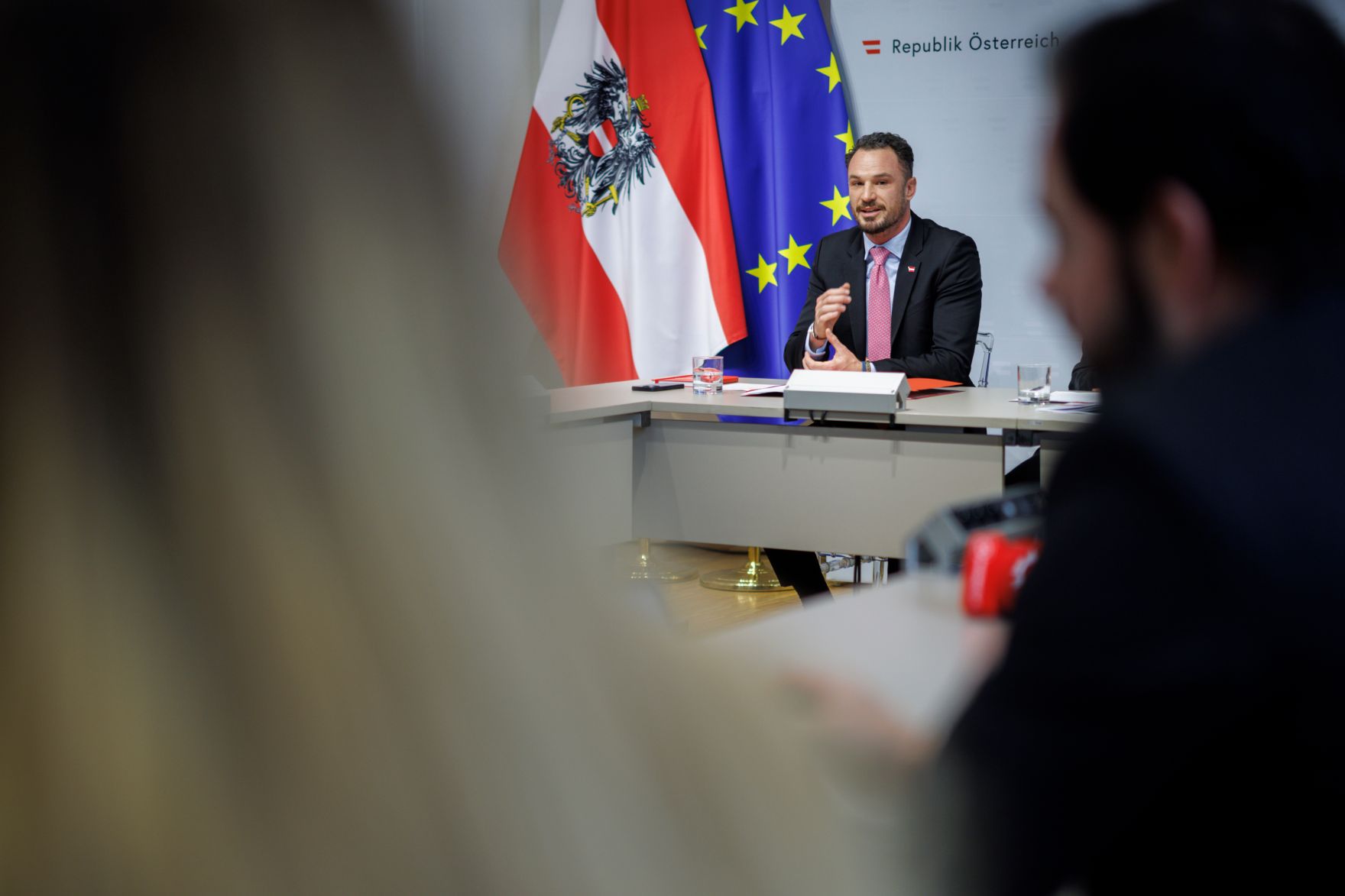 Am 4. M&auml;rz 2026 gab Staatssekret&auml;r Alexander Pr&ouml;ll gemeinsam mit Bundesministerin Michaela Schmidt und Regierungskoordinator Armin H&uuml;bner (im Bild) ein Pressegespr&auml;ch zur &bdquo;Bilanz nach einem Jahr Regierungskoordination&ldquo; im Bundeskanzleramt.