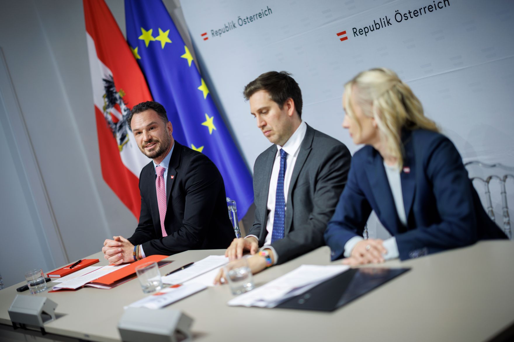 Am 4. M&auml;rz 2026 gab Staatssekret&auml;r Alexander Pr&ouml;ll (m.) gemeinsam mit Bundesministerin Michaela Schmidt (r.) und Regierungskoordinator Armin H&uuml;bner (l.) ein Pressegespr&auml;ch zur &bdquo;Bilanz nach einem Jahr Regierungskoordination&ldquo; im Bundeskanzleramt.