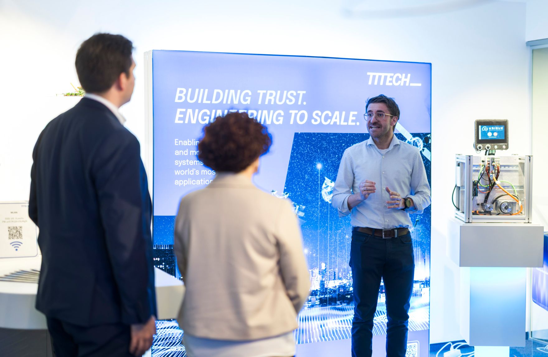 Am 5. M&auml;rz 2026 besuchte Staatssekret&auml;r Alexander Pr&ouml;ll (l.) gemeinsam mit Staatssekret&auml;rin Elisabeth Zehetner (2.v.l.), die TTTech Group in Wien.