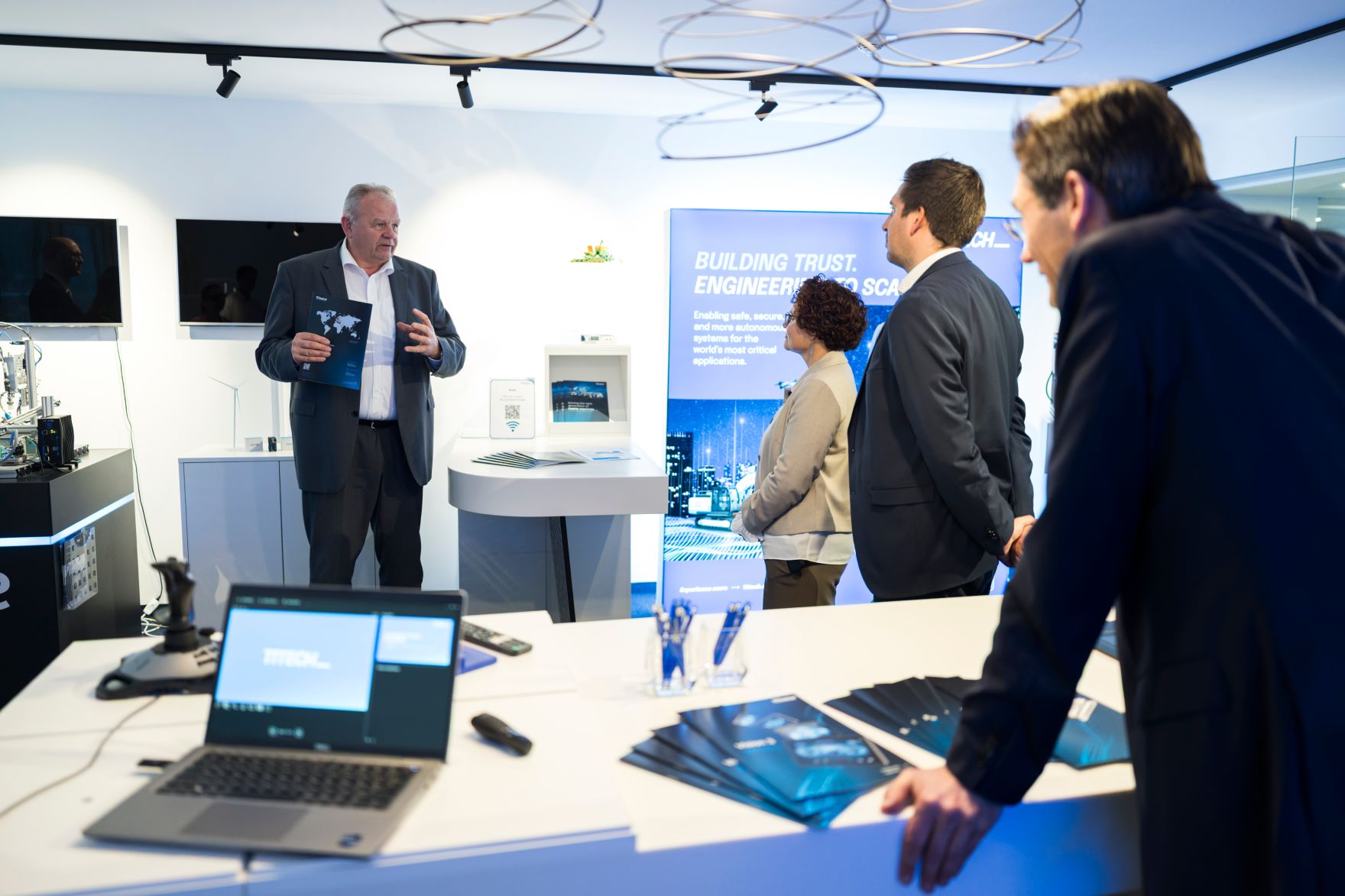 Am 5. M&auml;rz 2026 besuchte Staatssekret&auml;r Alexander Pr&ouml;ll (2.v.r.) gemeinsam mit Staatssekret&auml;rin Elisabeth Zehetner (3.v.r.), die TTTech Group in Wien.