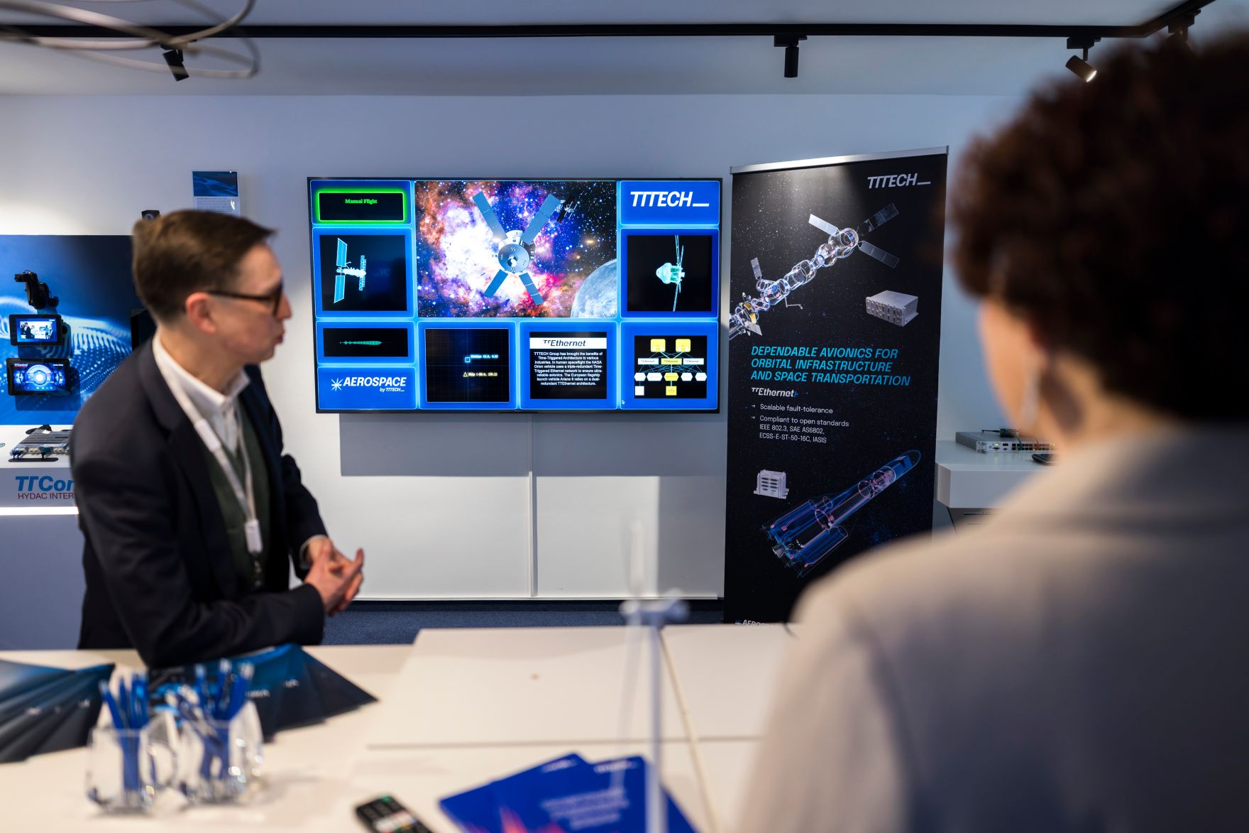 Am 5. M&auml;rz 2026 besuchte Staatssekret&auml;r Alexander Pr&ouml;ll gemeinsam mit Staatssekret&auml;rin Elisabeth Zehetner (r.), die TTTech Group in Wien.