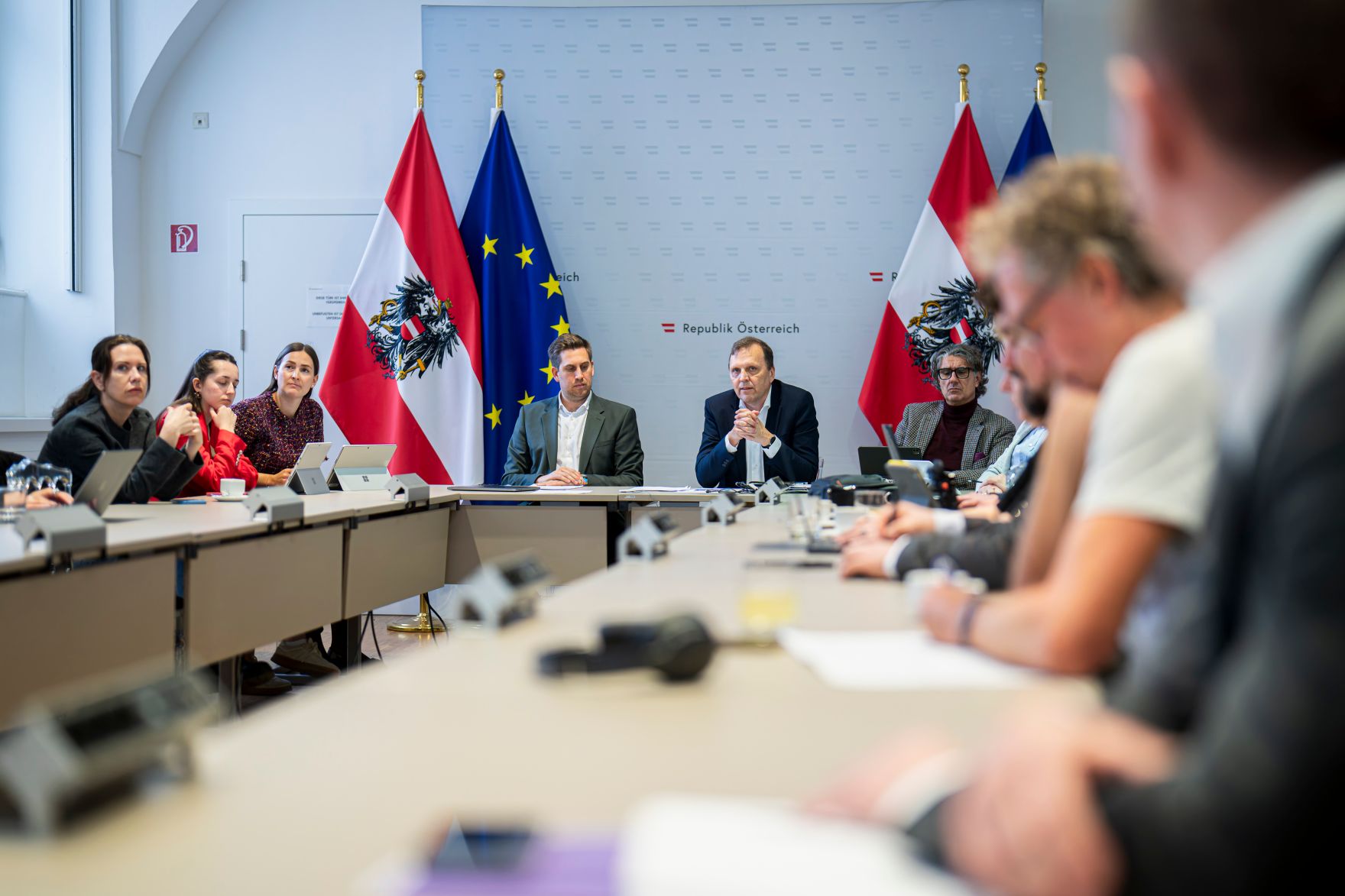 Am 10. M&auml;rz 2026 gab Staatssekret&auml;r Alexander Pr&ouml;ll (m.l.) ein Hintergrundgespr&auml;ch zum Thema K&uuml;nstliche Intelligenz in der Verwaltung.