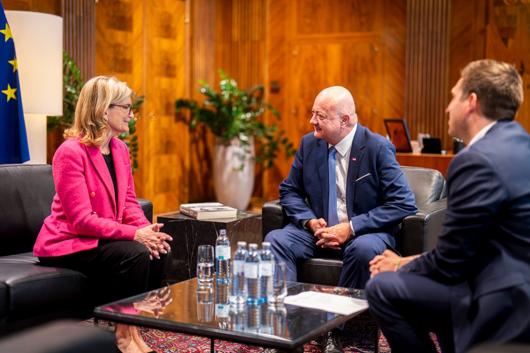 Am 11. M&auml;rz 2026 empfing Staatssekret&auml;r Alexander Pr&ouml;ll (r.) ITU Generalsekret&auml;rin Doreen Bogdan-Martin (l.) zu einem Arbeitsgespr&auml;ch im Bundeskanzleramt. Im Bild mit Bundeskanzler Christian Stocker (m.).
