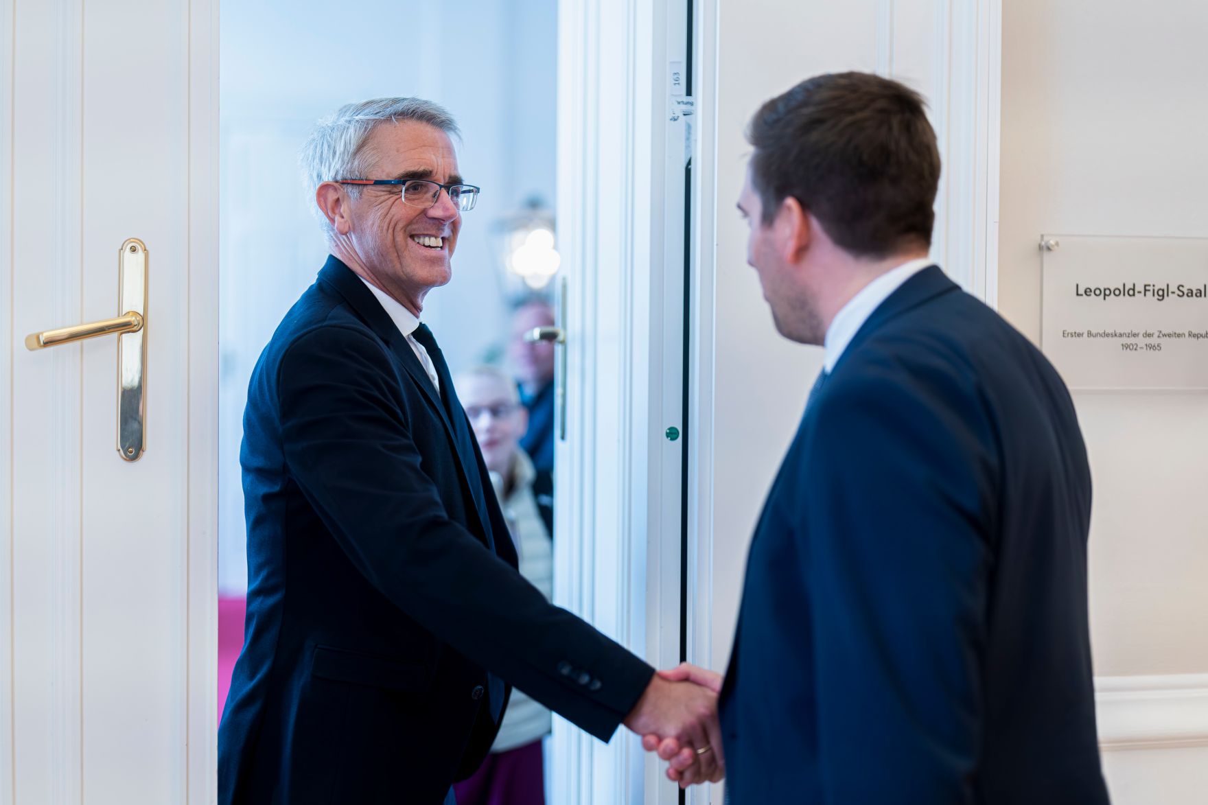 Am 12. M&auml;rz 2026 empfing Staatssekret&auml;r Alexander Pr&ouml;ll (r.) Ingo Behnel (l.), den Staatssekret&auml;r im Bundesministerium f&uuml;r Bildung, Familie, Senioren, Frauen und Jugend der Bundesrepublik Deutschland, im Bundeskanzleramt zu einem Arbeitsgespr&auml;ch.