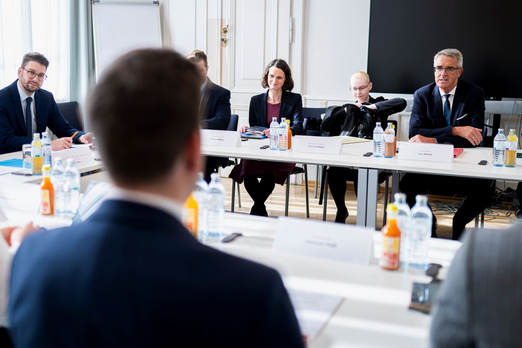 Am 12. M&auml;rz 2026 empfing Staatssekret&auml;r Alexander Pr&ouml;ll (2.v.l.) Ingo Behnel (r.), den Staatssekret&auml;r im Bundesministerium f&uuml;r Bildung, Familie, Senioren, Frauen und Jugend der Bundesrepublik Deutschland, im Bundeskanzleramt zu einem Arbeitsgespr&auml;ch.